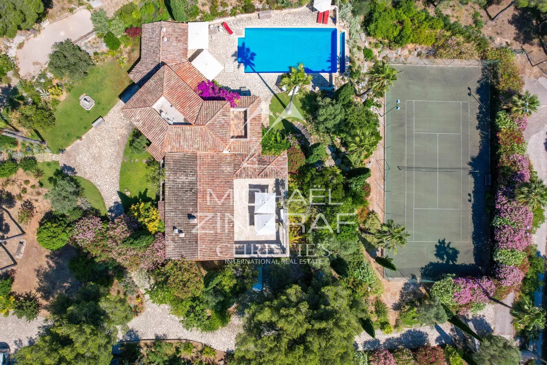 Exklusives Anwesen in St-Cyr-sur-Mer mit Swimmingpool und Tennisplatz