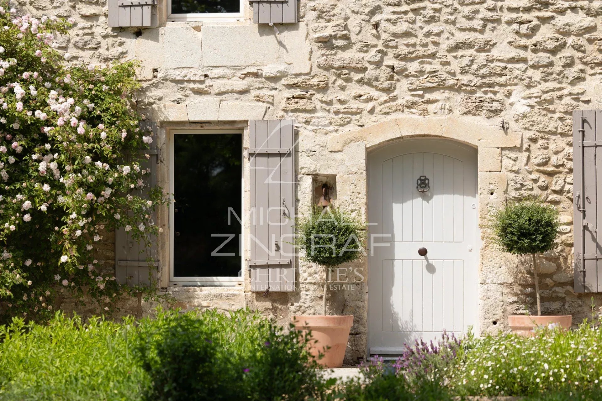 Provenzalisches Steinhaus, umgeben von Olivenbäumen, in Saint-Rémy-de-Provence