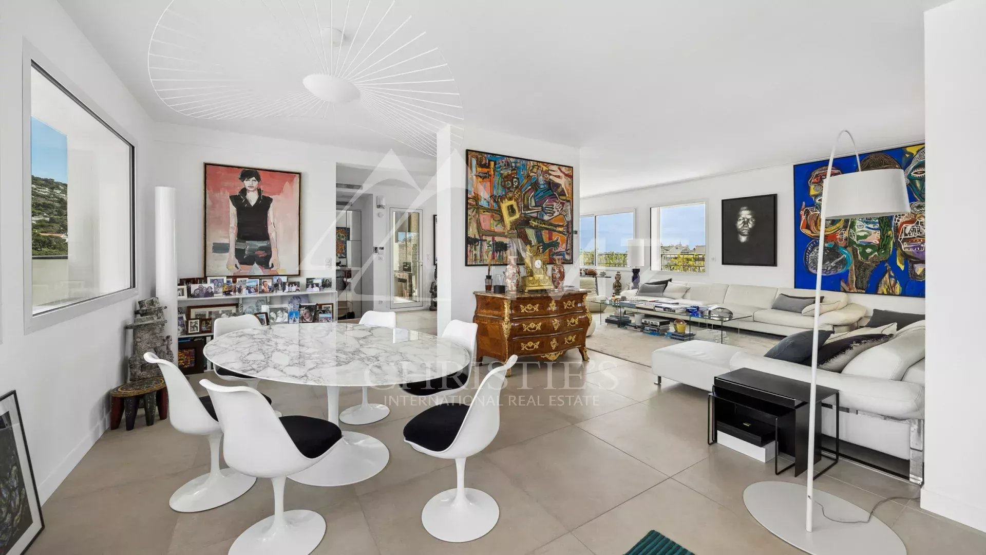 SOLE AGENT: 15 minutes walk from the city center, discover this exceptional roof villa