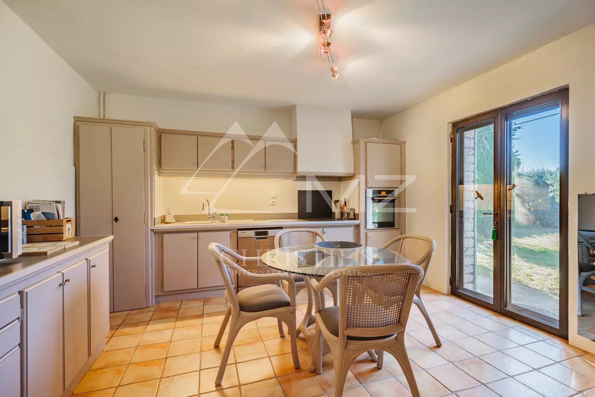 Charmante villa de plain-pied avec piscine