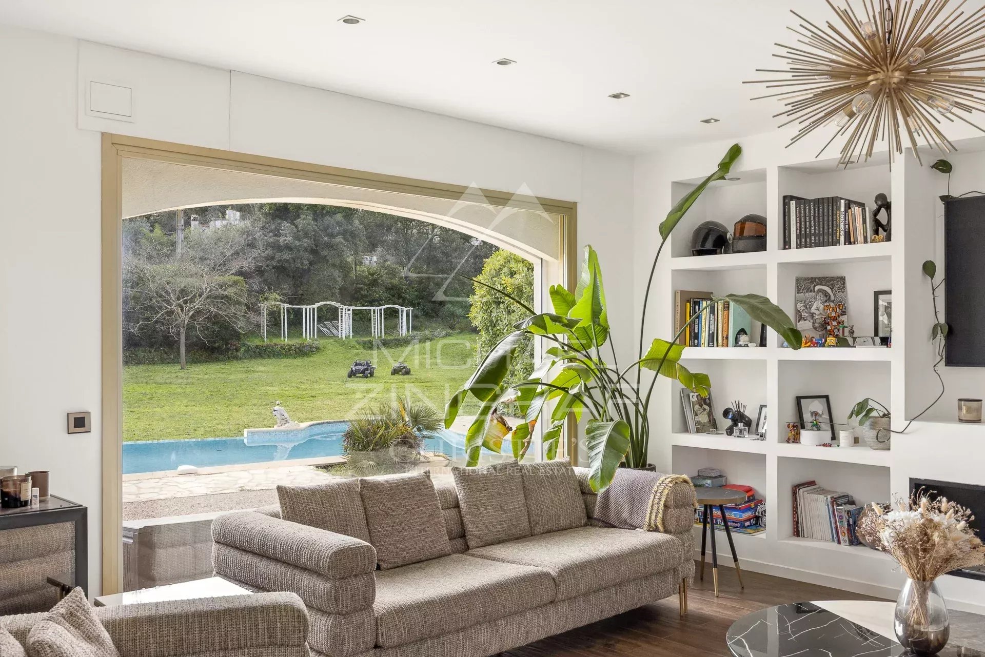 Roquefort-les-Pins – Élégante villa provençale moderne au cœur d’un environnement verdoyant