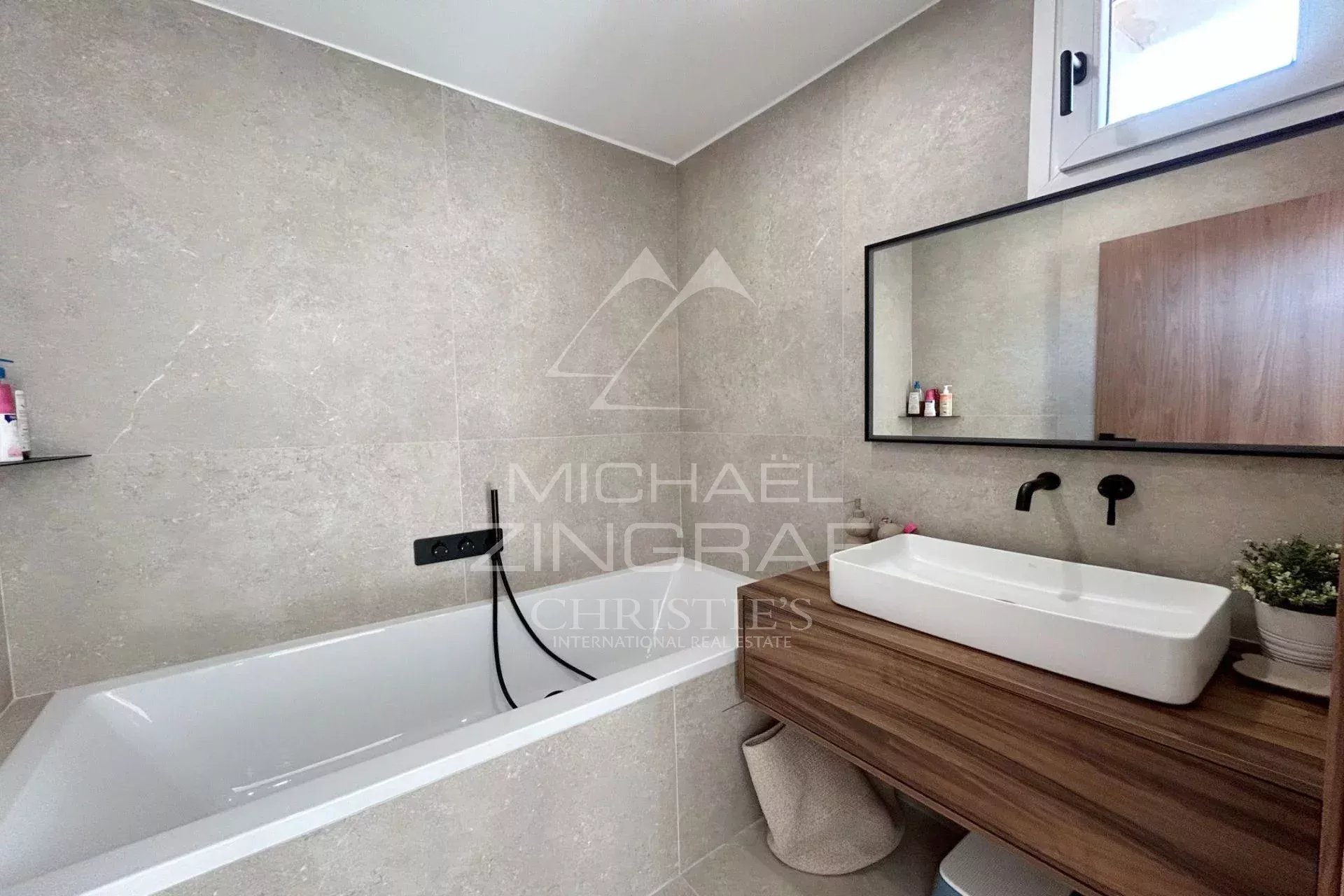 Antibes Vieille Ville – Duplex d’Exception en Dernier Étage