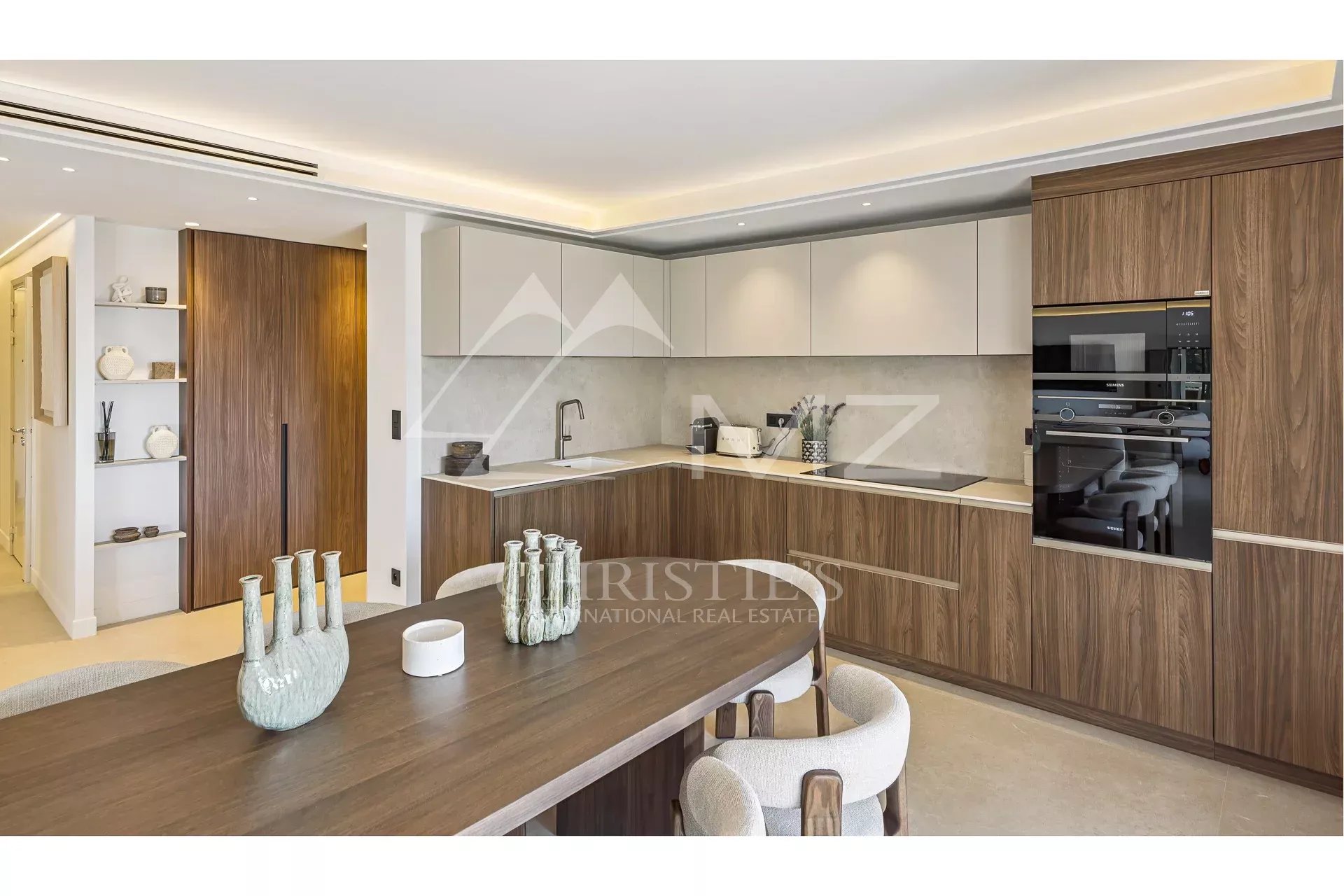 Magnificent 4-bedroom contemporary top floor apartment