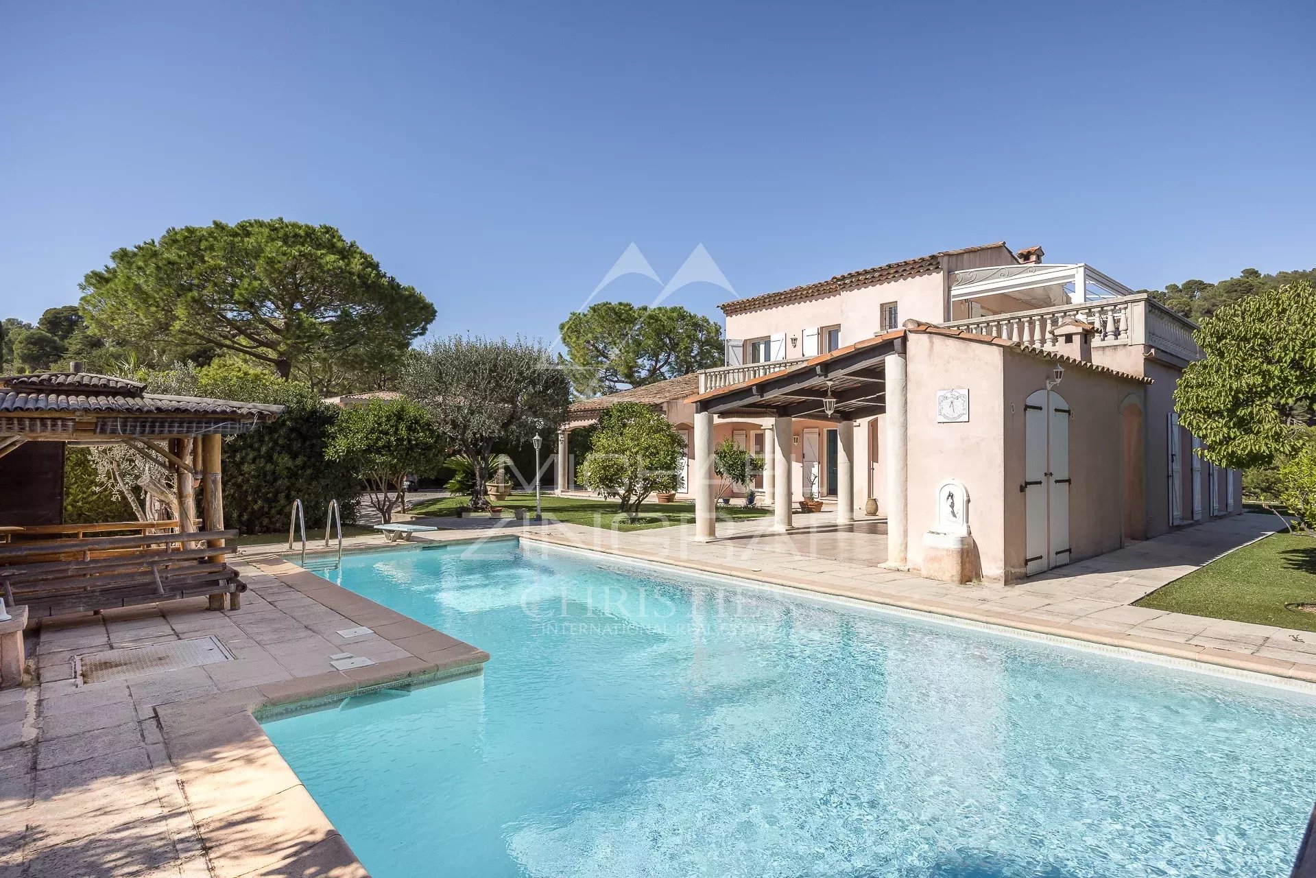 Superbe Villa Néoprovençale dans Domaine Privé – Le Castellet