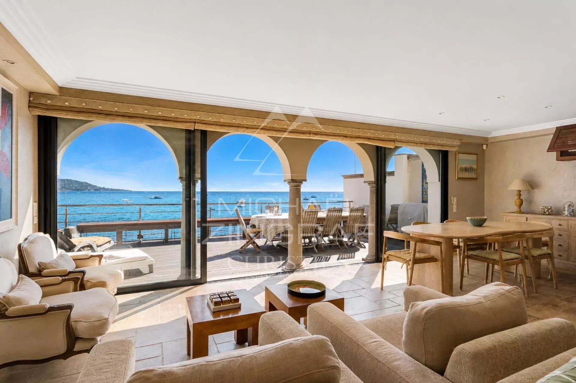 Villa pieds dans l'eau à Sainte-Maxime