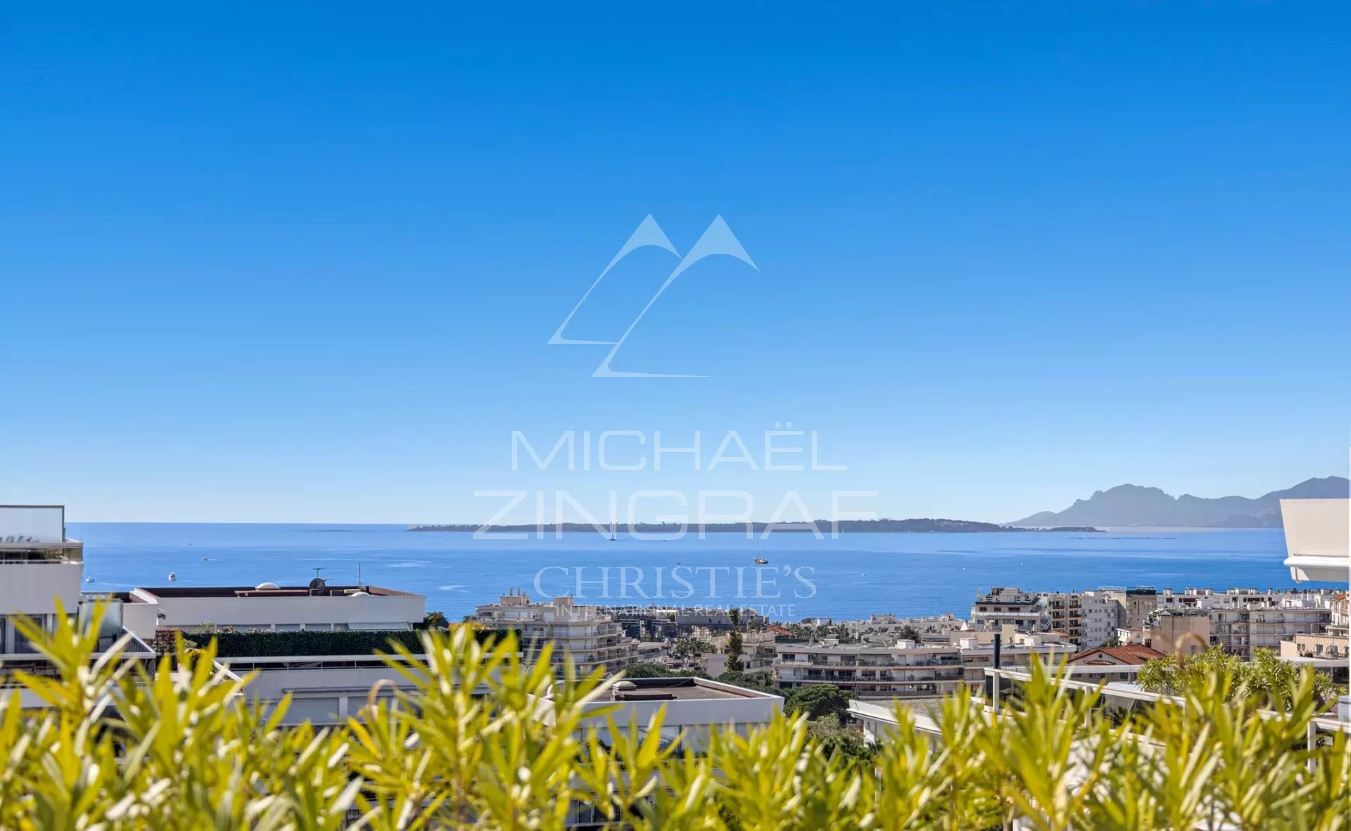 JUAN-LES-PINS – Rostagne : Villa sur le toit avec vue mer panoramique