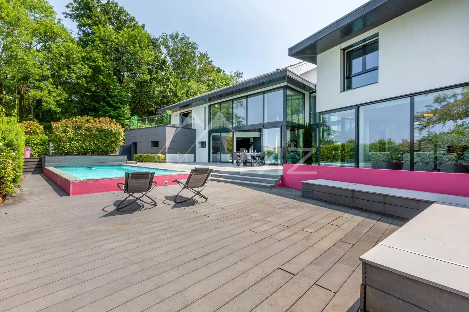 Gives  yourself  the dream of a luxury villa overlooking Lake Geneva Yvoire.