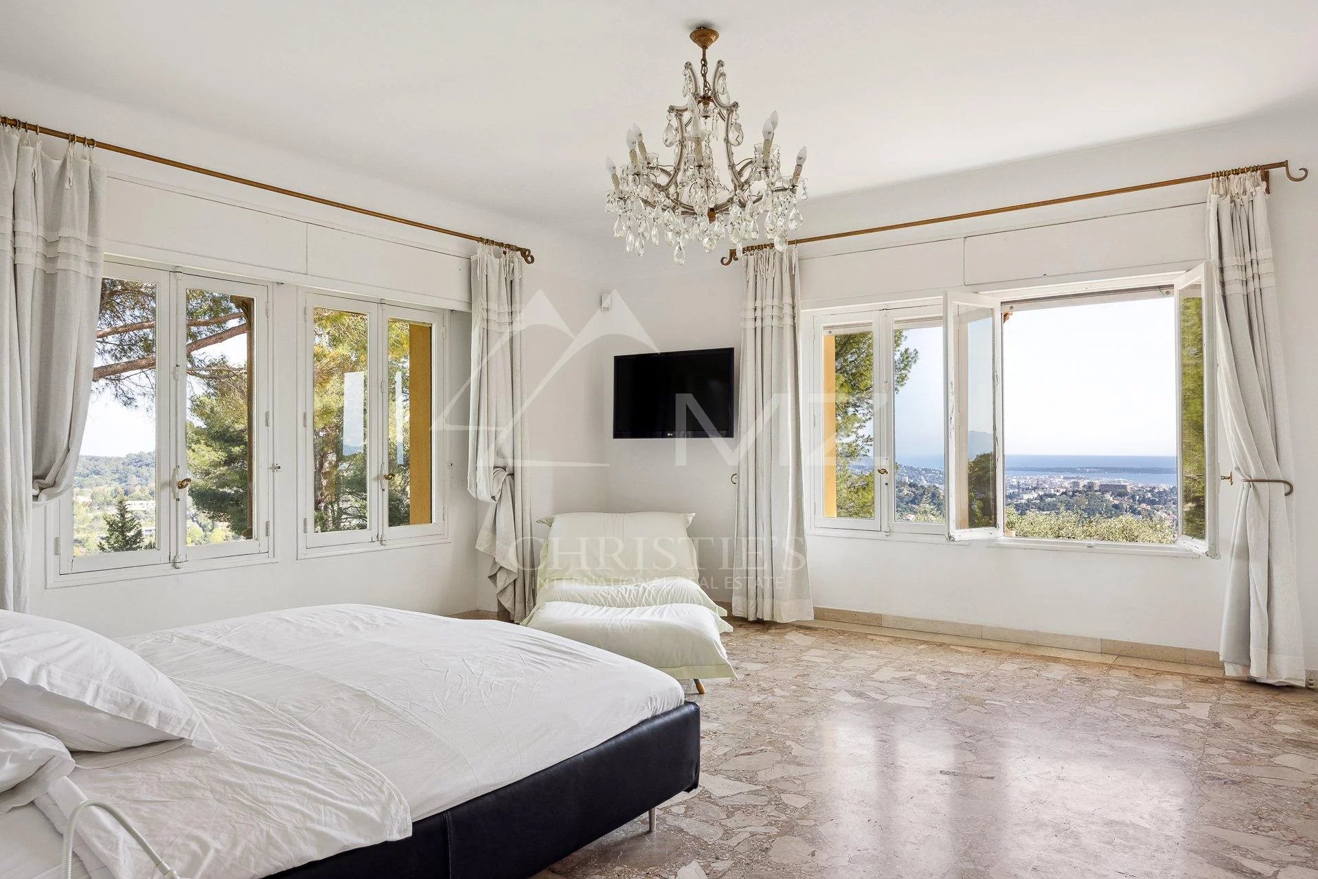 In the heart of the village of Mougins - Palatial Villa with extraordinary view from the sea to the alps