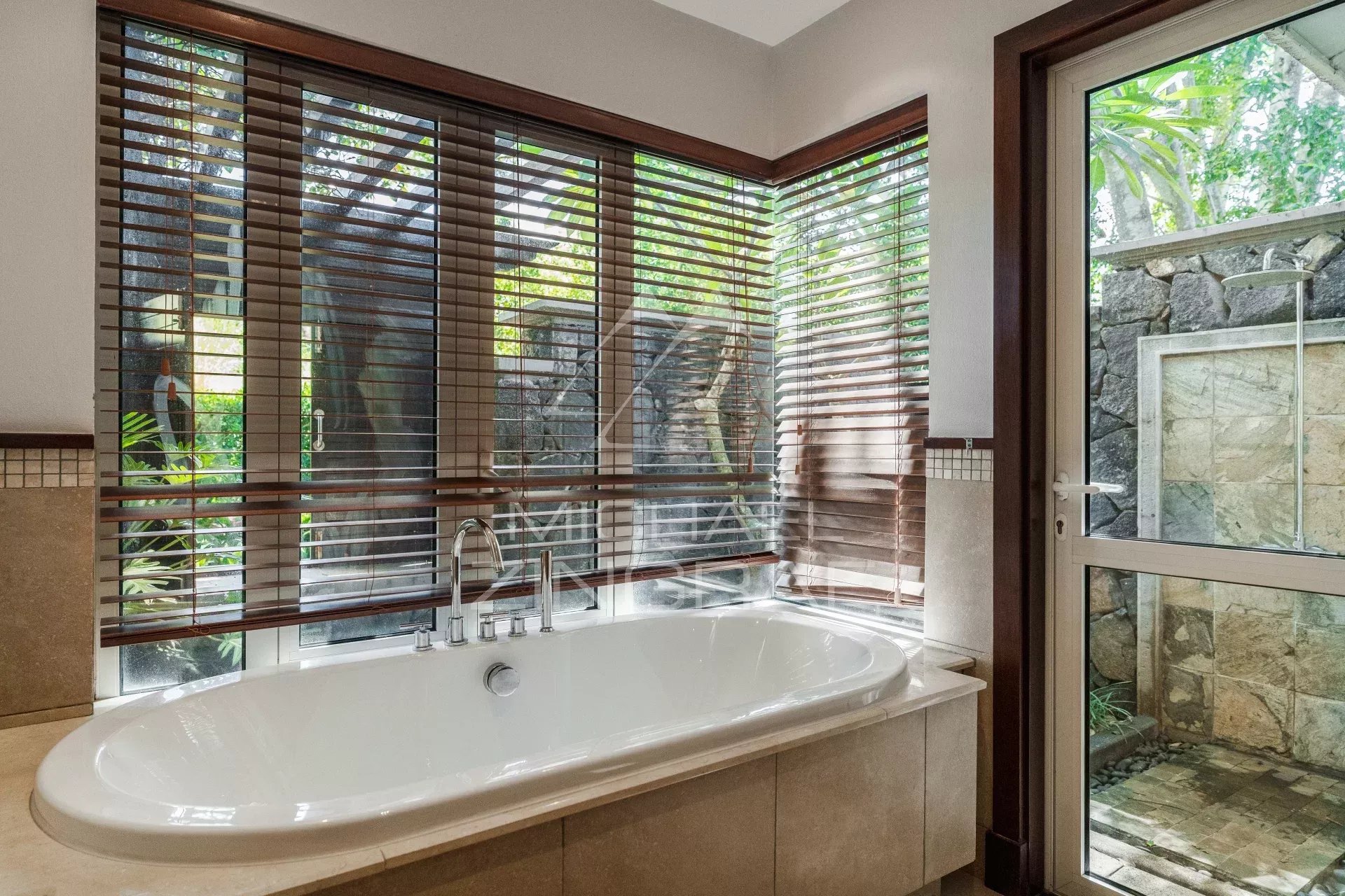 Villa d’exception avec vue panoramique sur l’océan à Valriche