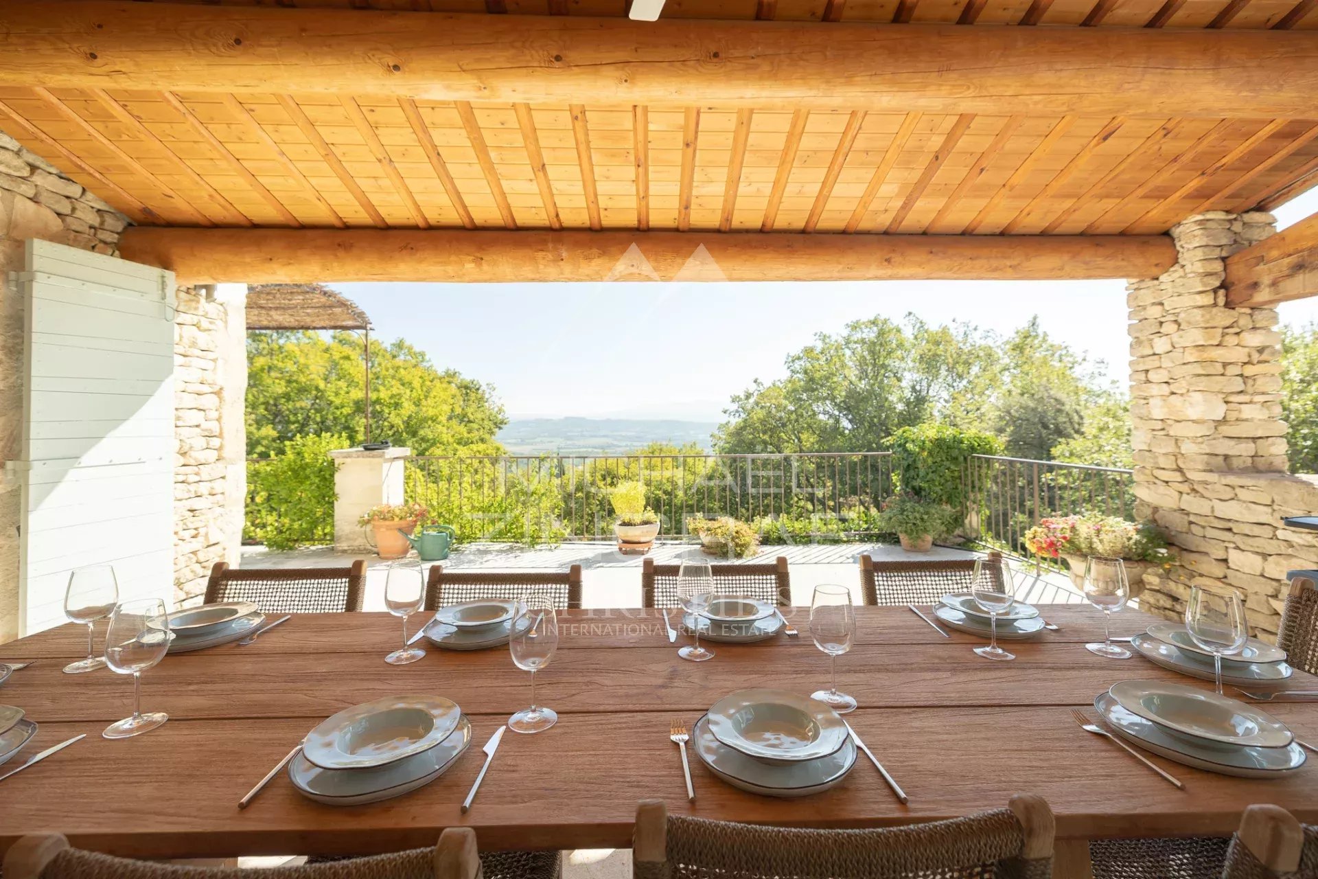 Gordes – Wunderschönes Steinhaus mit Aussicht und Pool, nur wenige Schritte vom Dorfzentrum entfernt