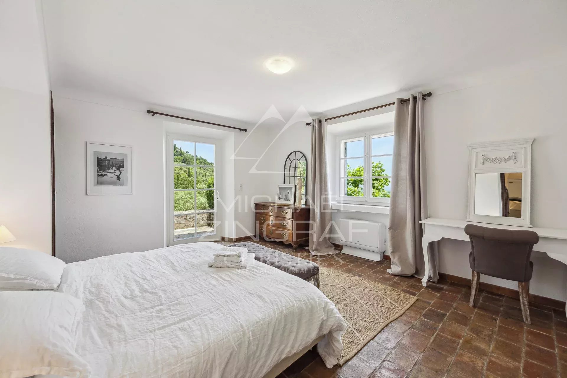 Domaine vue mer et lac, oliveraie , tennis avec villa  principale et pavillon d'hôtes.