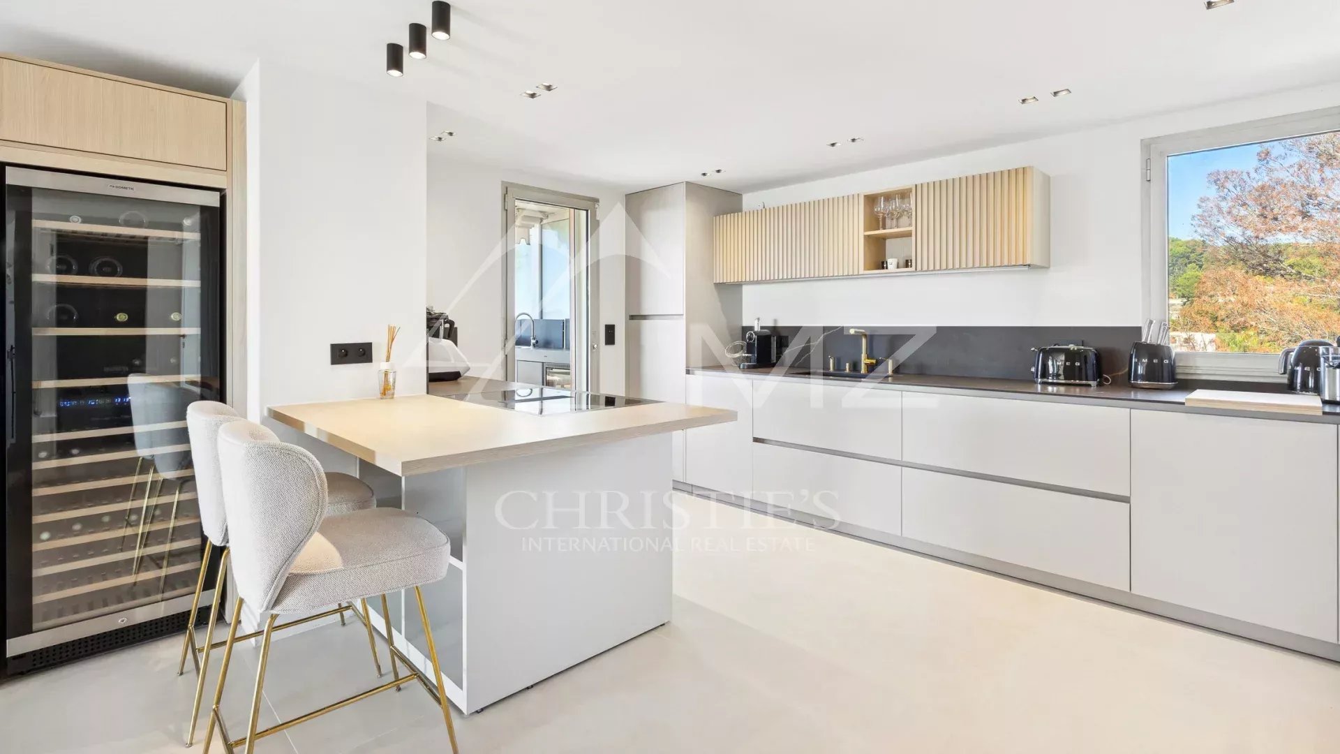 Discover this exceptional property located on the hills of residential Cannet