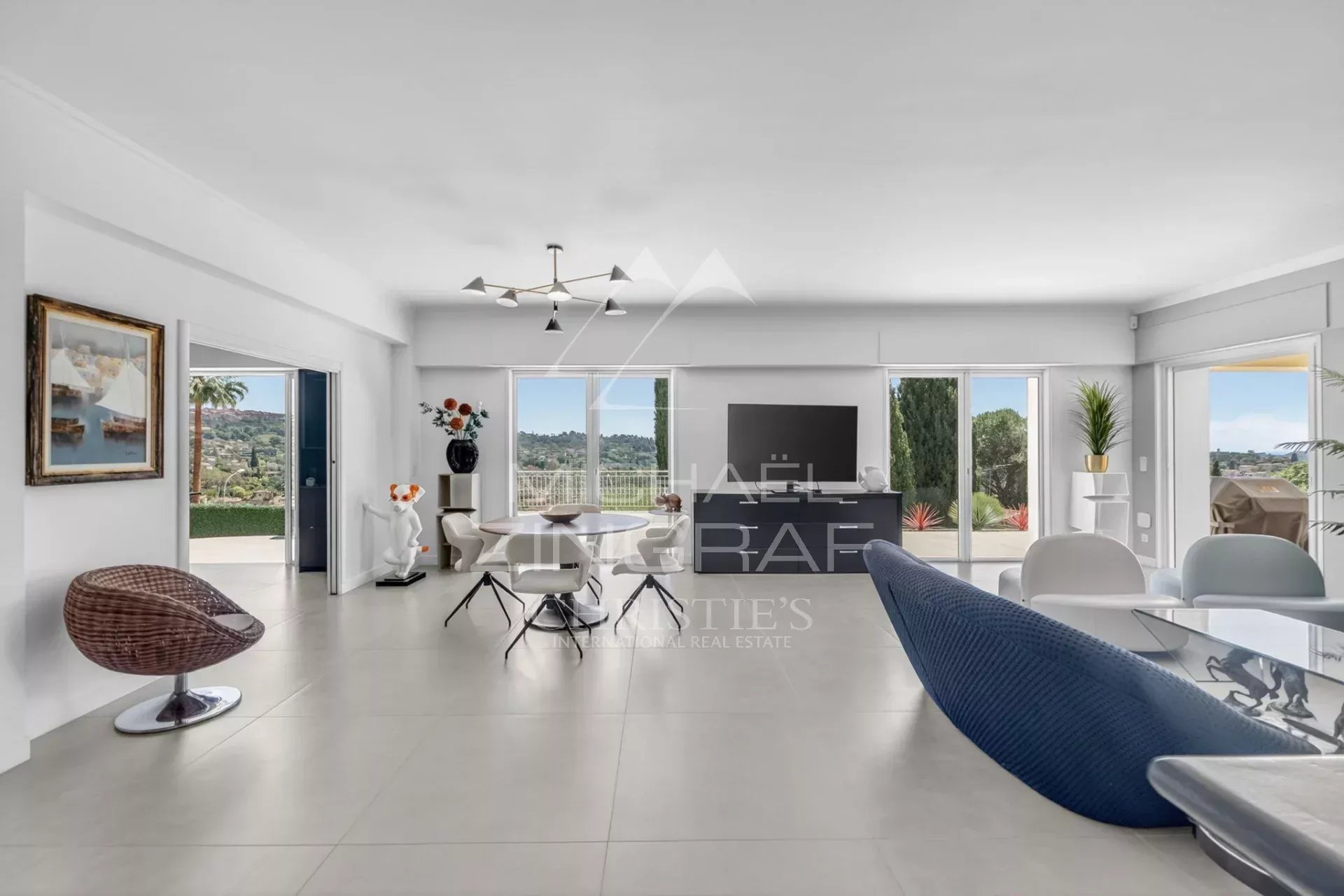 Renovierte ebenerdige Villa mit Dorfblick