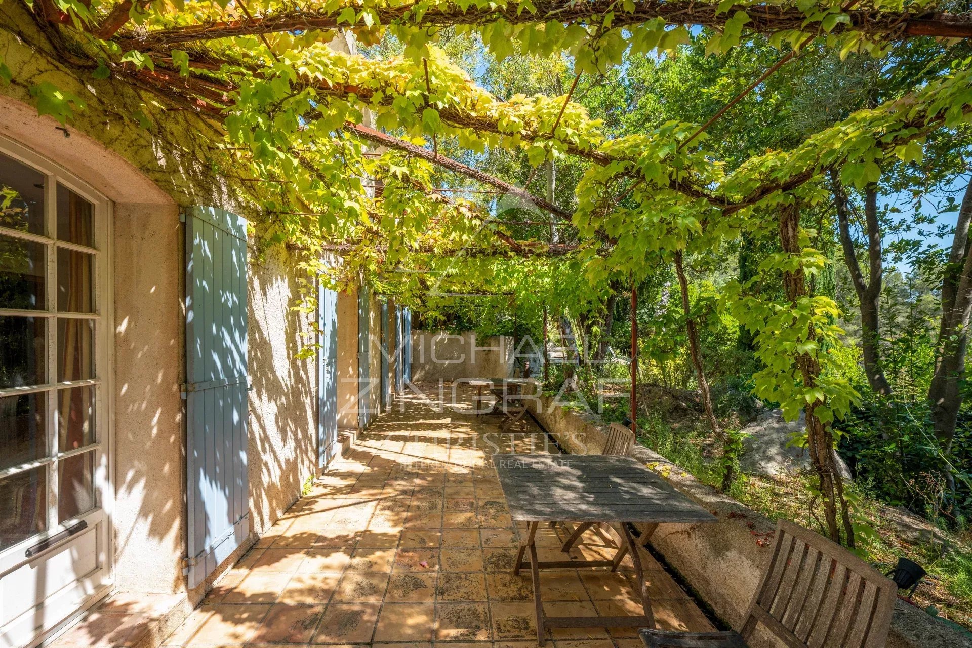 Exclusivité sur St-Cyr-sur-Mer Propriété avec piscine et tennis