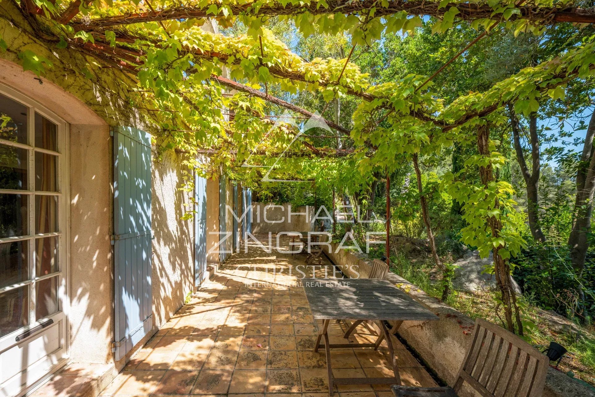 Exklusives Anwesen in St-Cyr-sur-Mer mit Swimmingpool und Tennisplatz