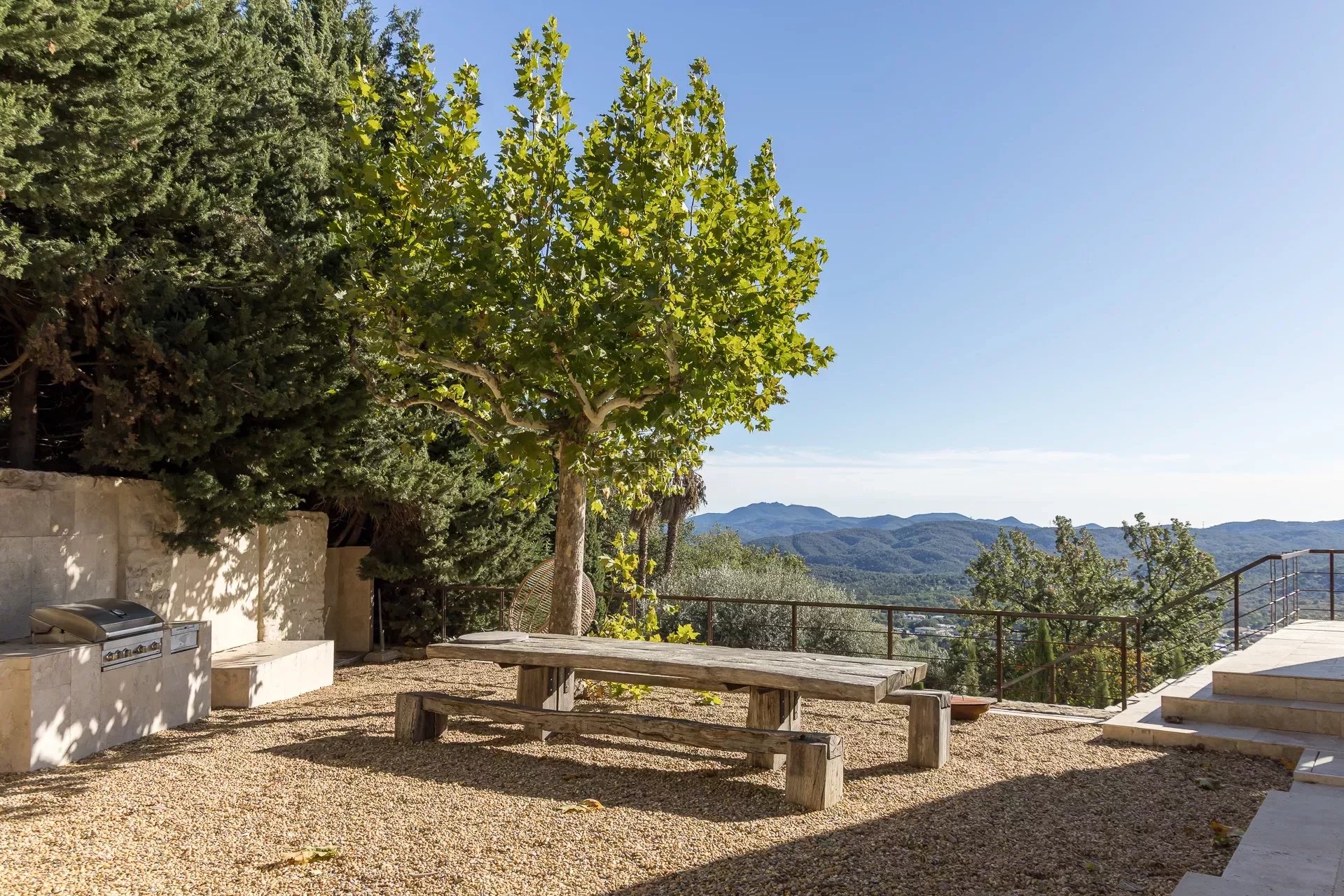 Bastide combines the charm of the old with modernity