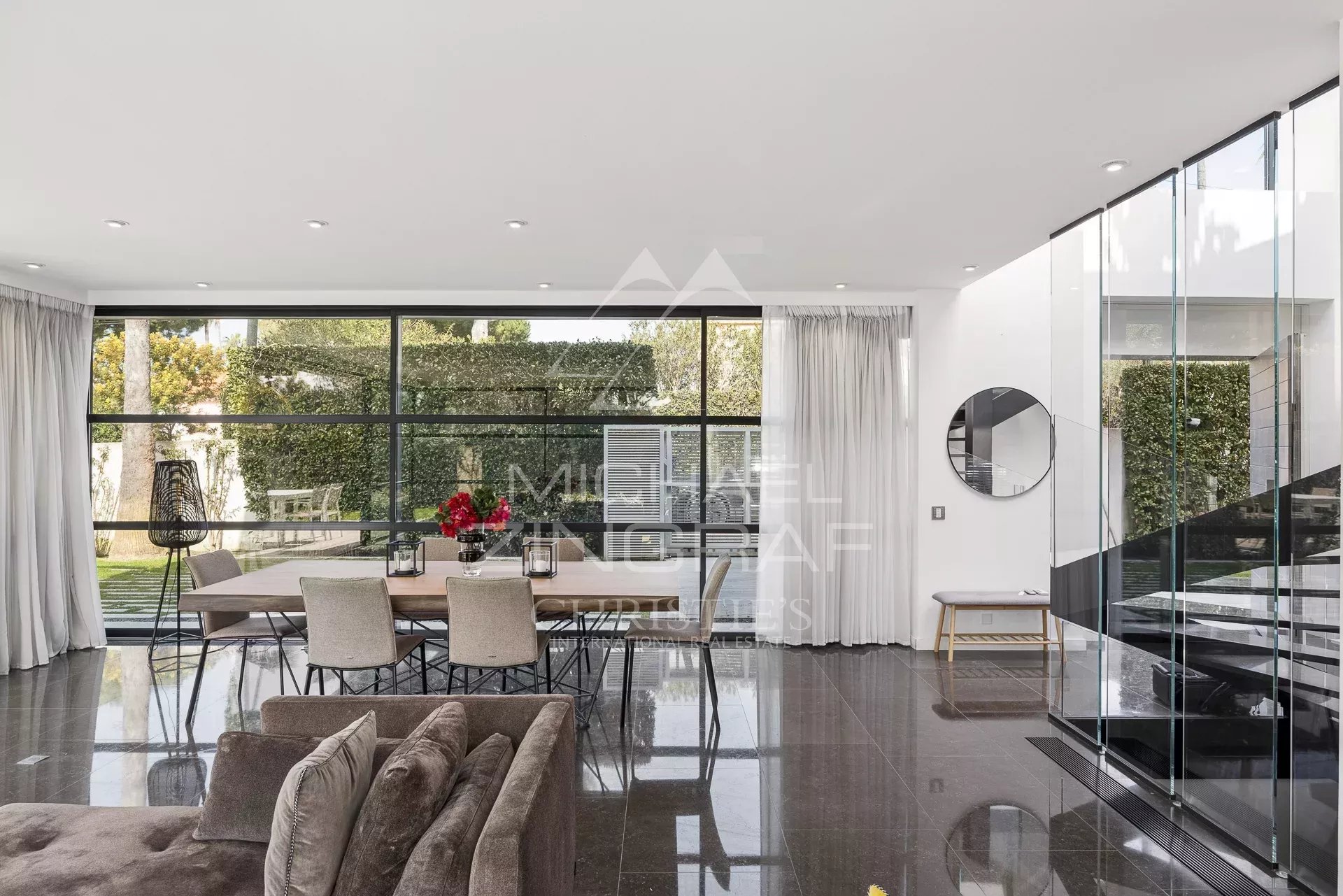 Exclusivité Cap d’Antibes - Versant Ouest - Villa contemporaine d’exception à proximité immédiate des plages