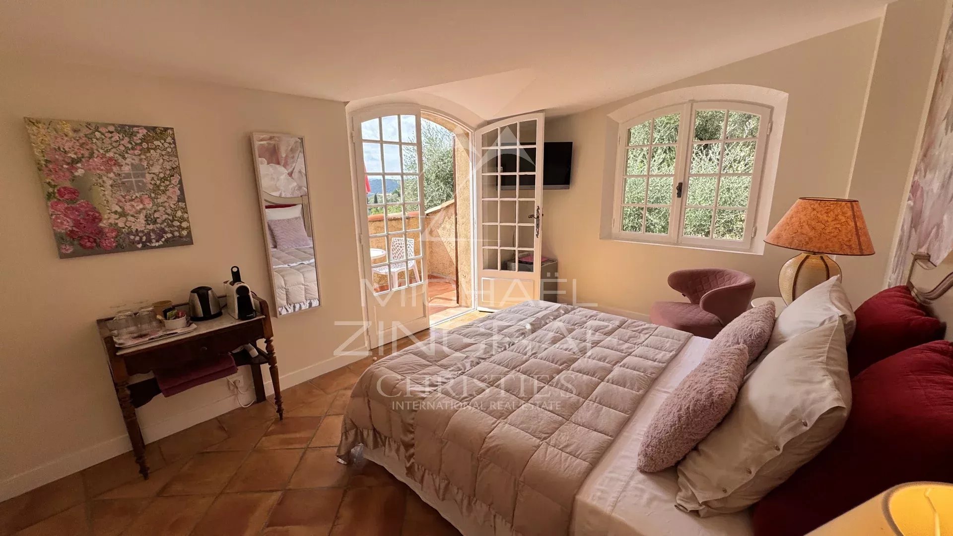 Charming villa with an open view and four suites