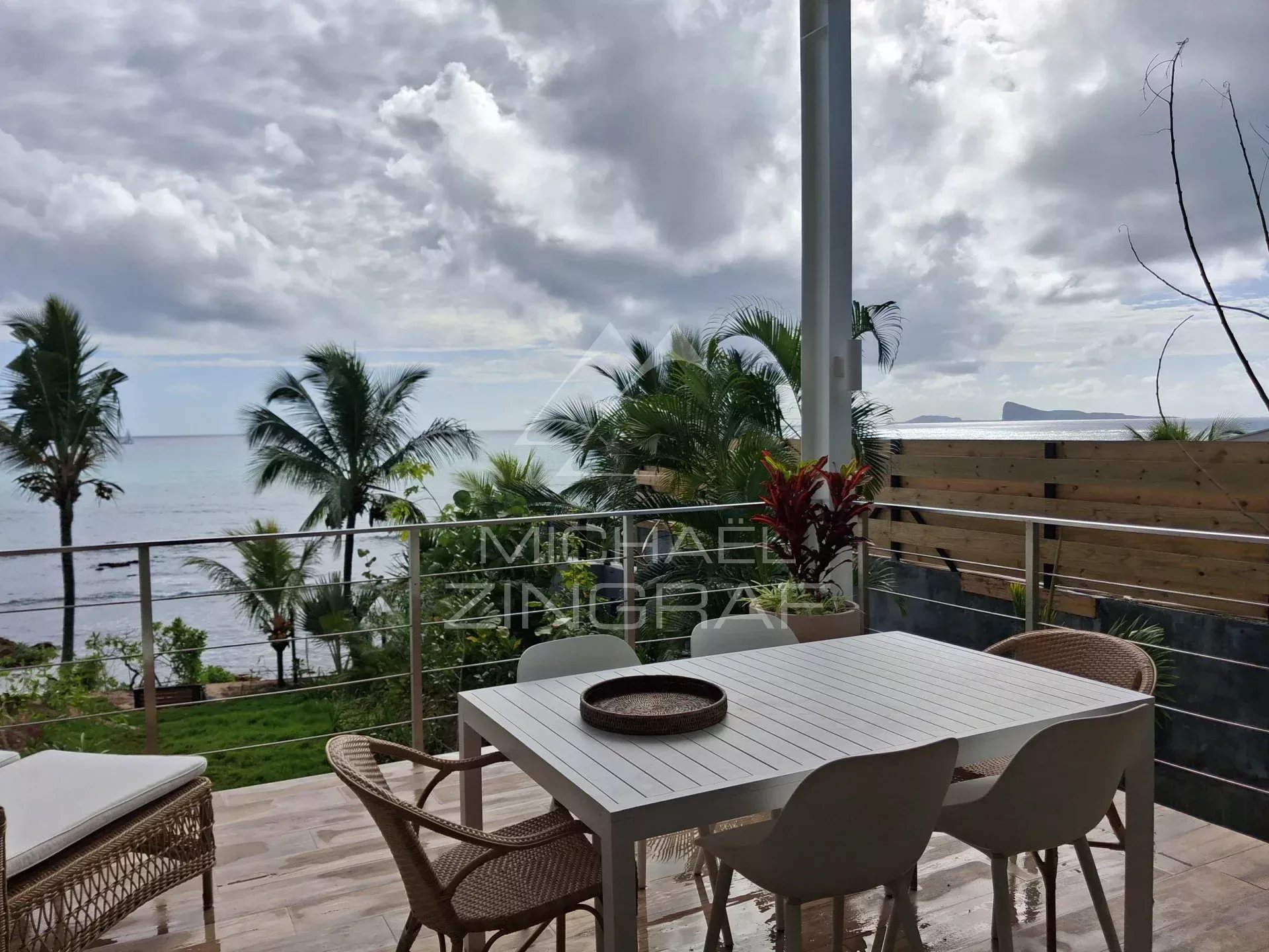 Außergewöhnliches Penthouse direkt am Wasser in Pointe aux Canonniers