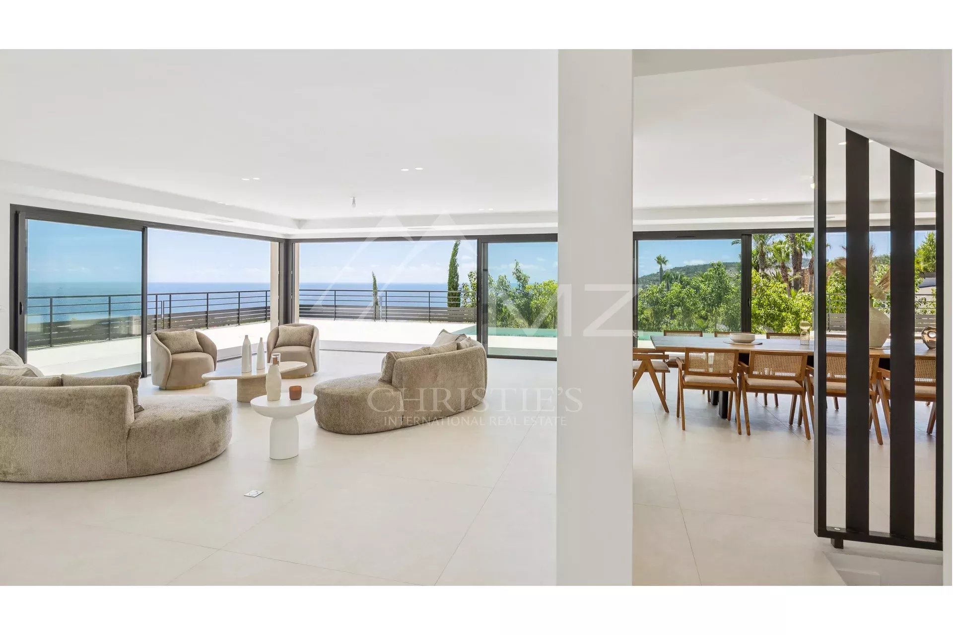 Villa contemporaine d’exception avec vue panoramique sur la mer et le Massif de l’Estérel Un bien rare où l’élégance rencontre la nature.
