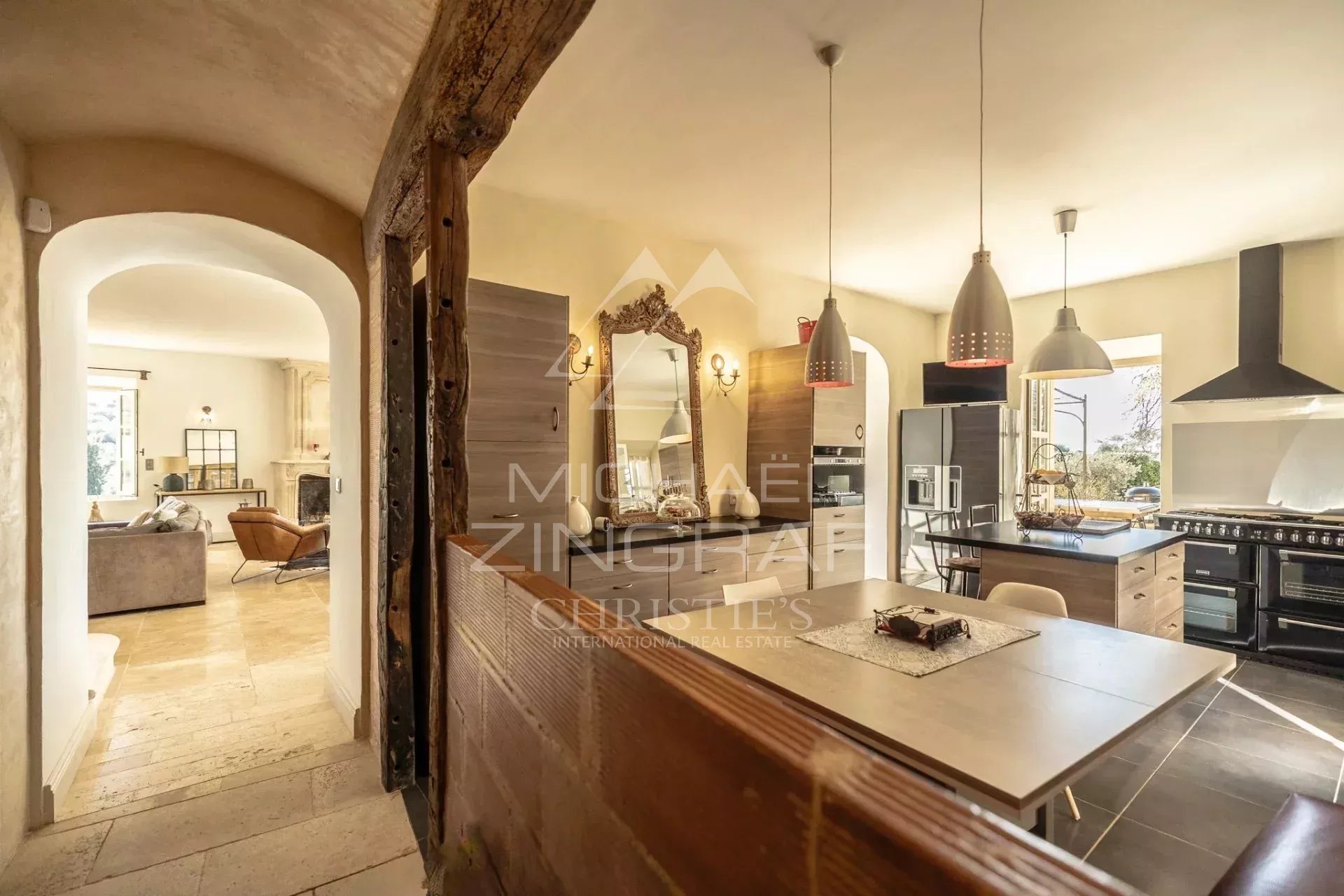 Vue exceptionnelle à 10 mn à pieds du centre village ! Mas avec piscine entre Luberon et Monts de Vaucluse