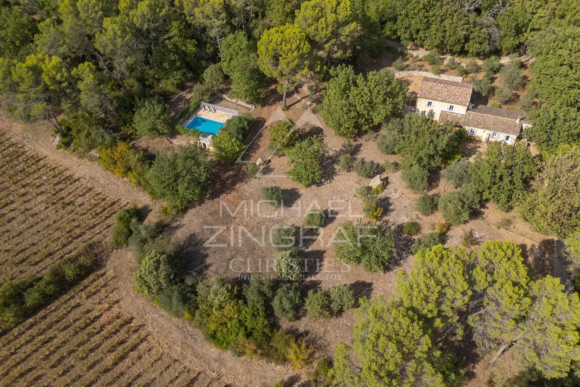 Elegant 217 m² character property with renovated stone sheepfold and swimming pool, set on one hectare of lush grounds