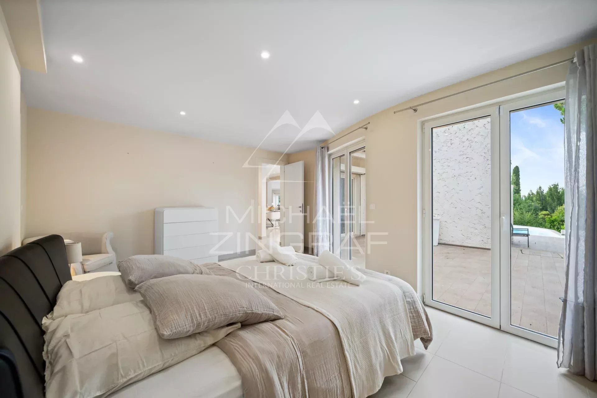 Close to Mougins - Spendid villa in gated domain