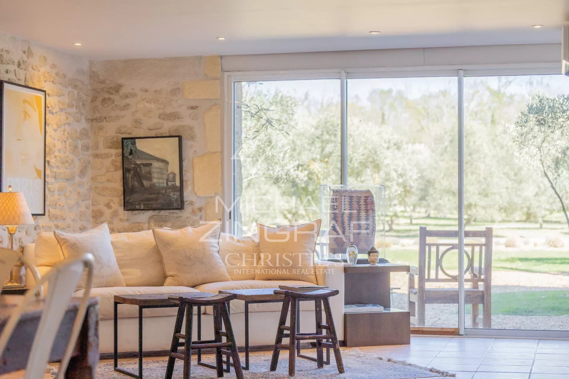 Mas provençal en pierre entouré d'oliviers