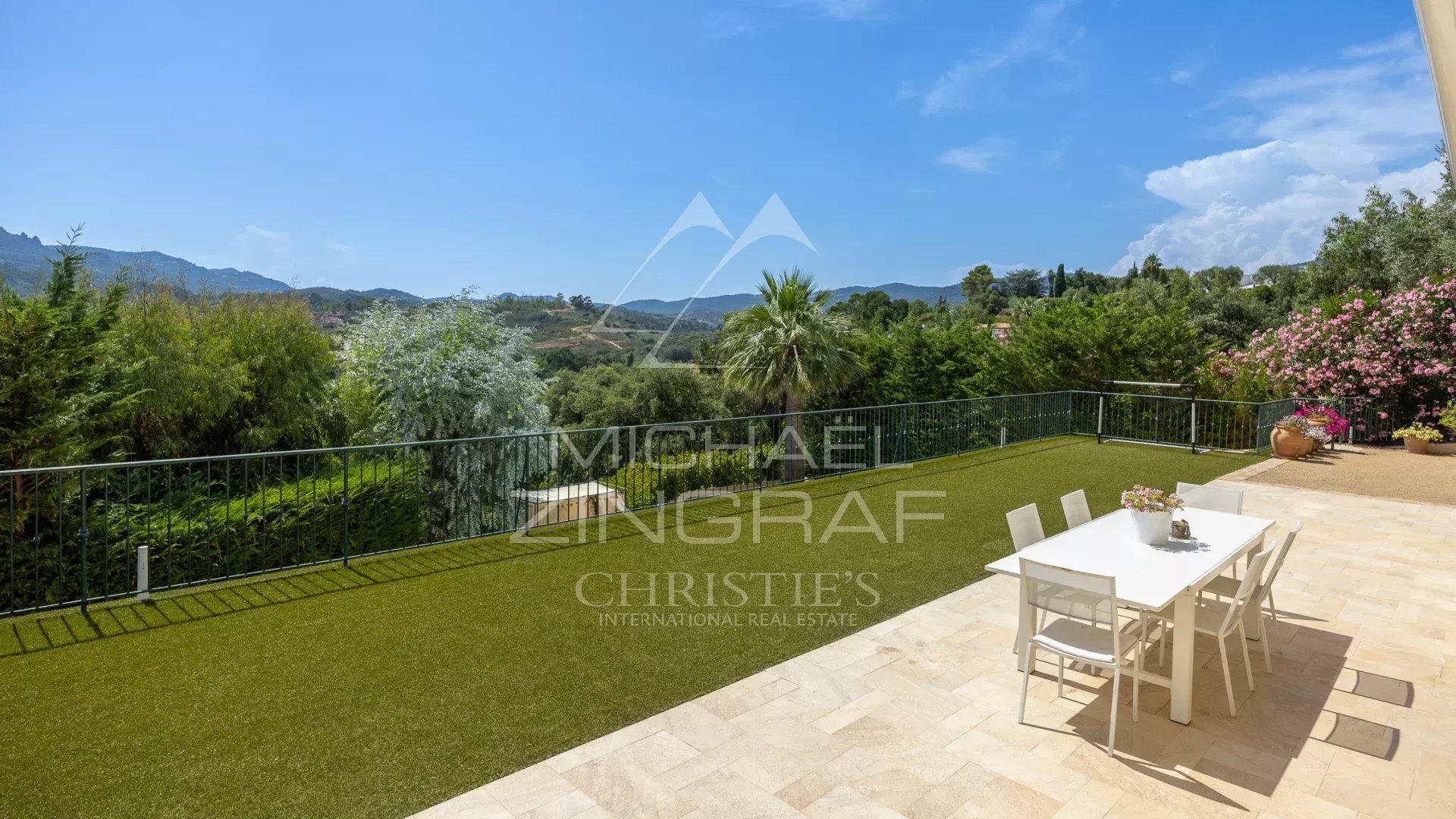 Zeitgenössische Villa mit unverbaubarem Panoramablick