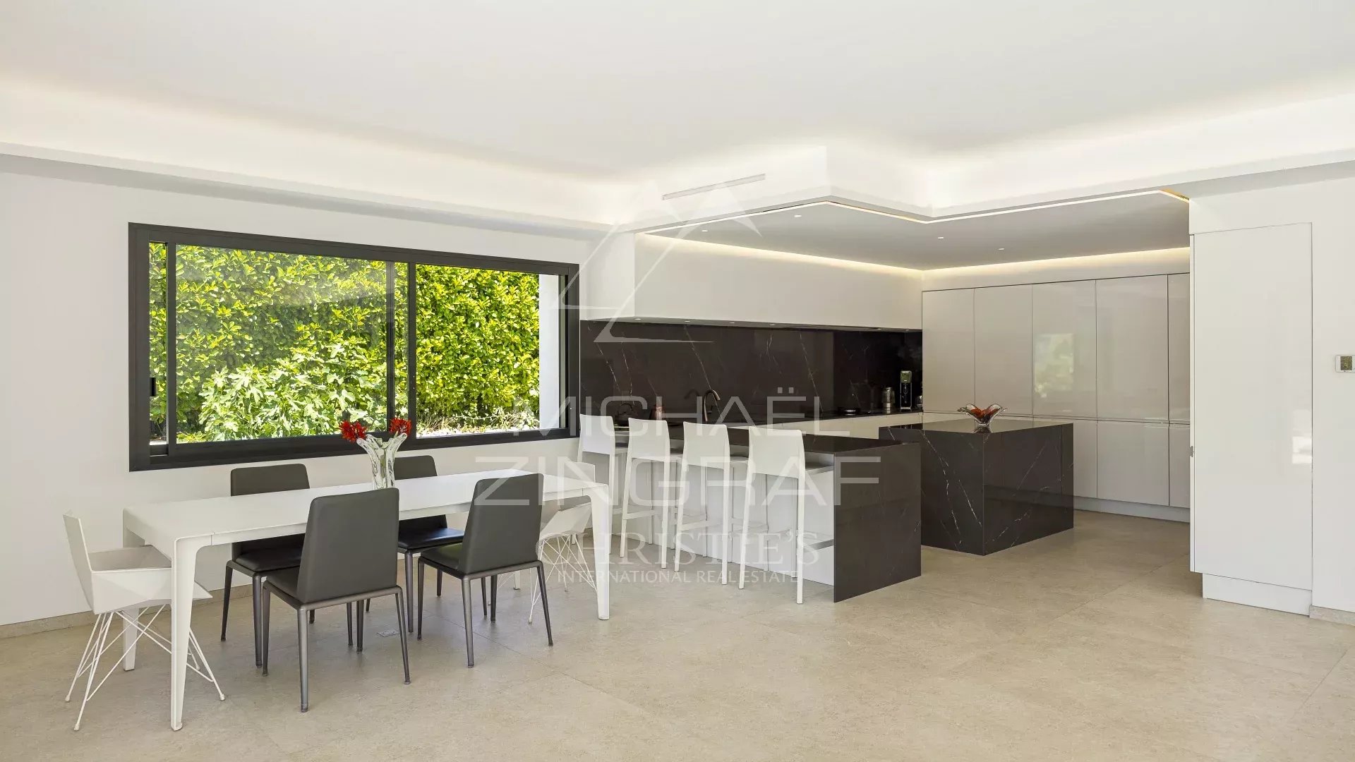 Valbonne - Elegant contemporary villa