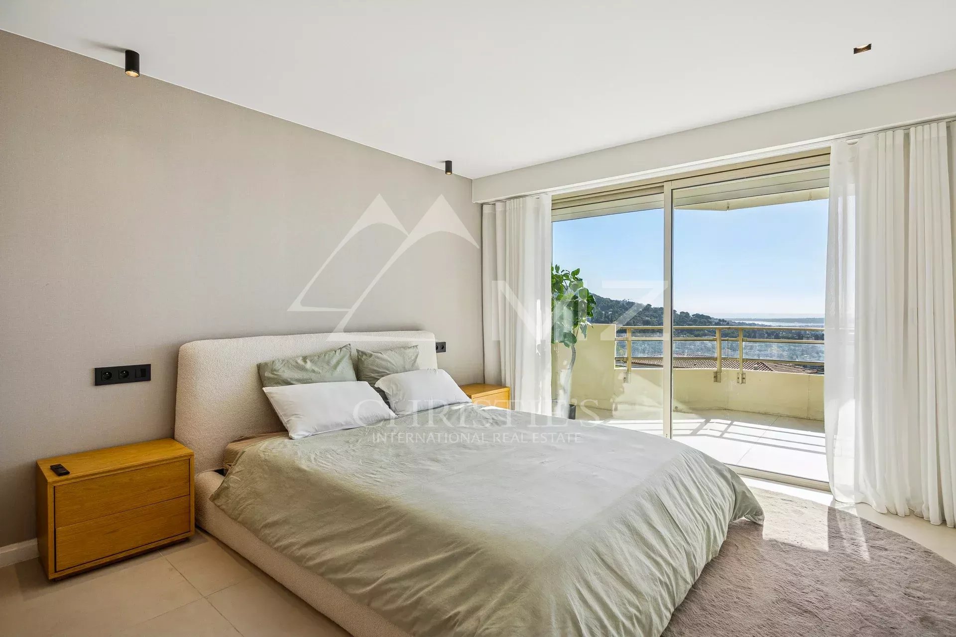 Discover this exceptional property located on the hills of residential Cannet