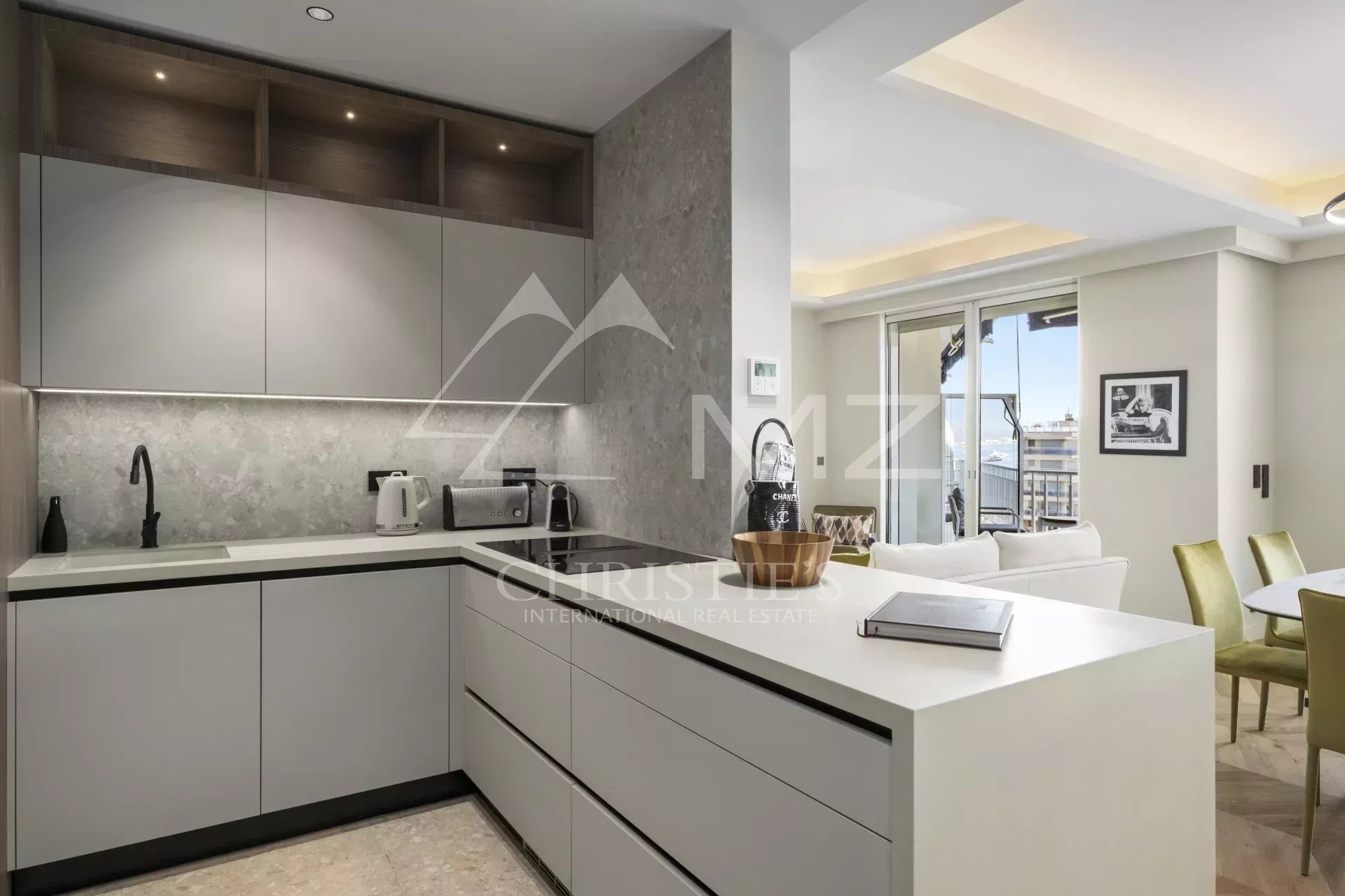 Cannes Croisette - Appartement 4 Pièces rénové - Vue mer - Etage élevé