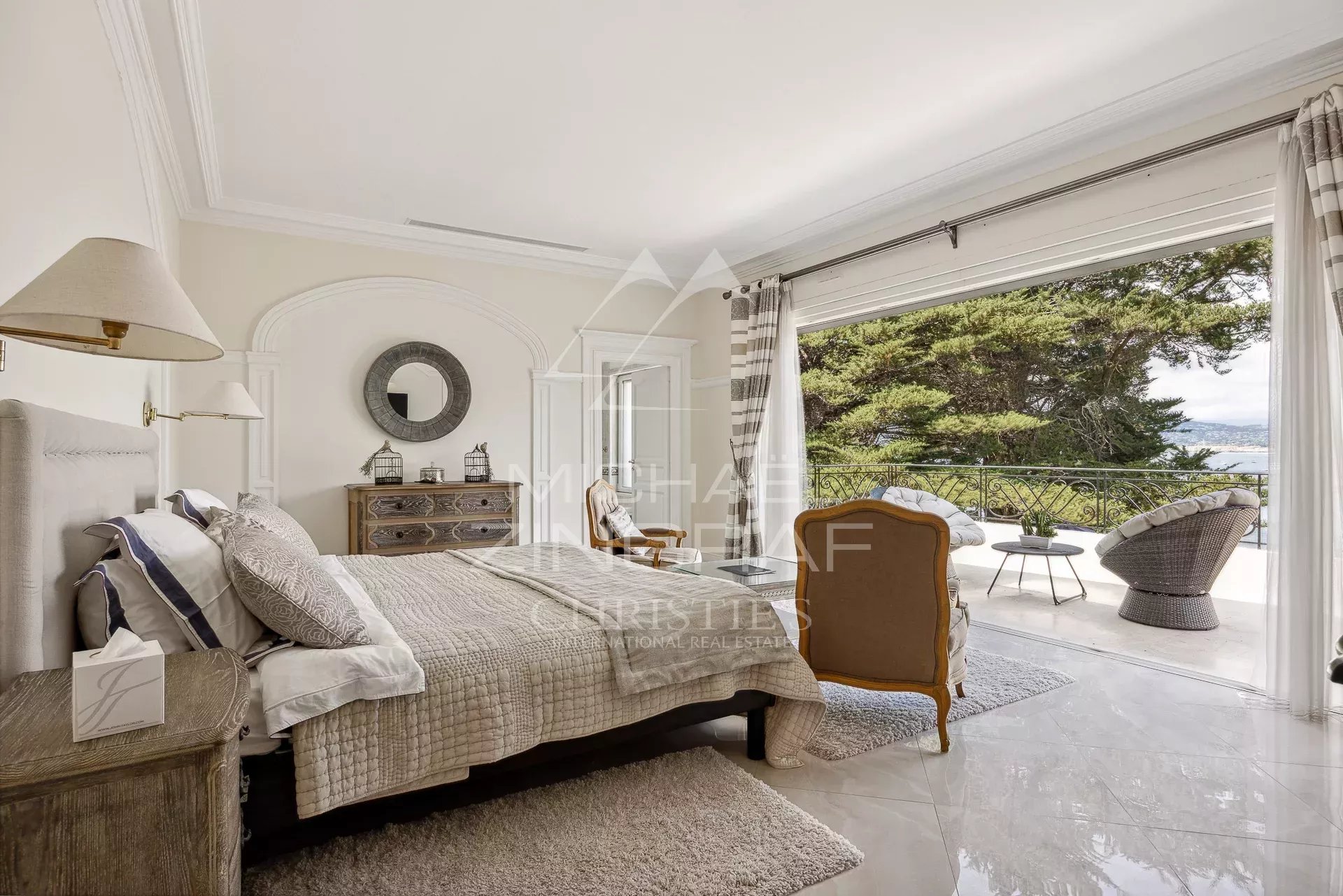 Propriété de prestige située sur le versant ouest du Cap d'Antibes