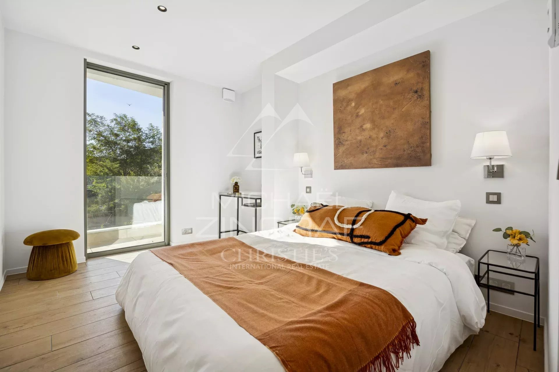 LUXURY APARTMENT IN THE HEART OF THE VILLAGE