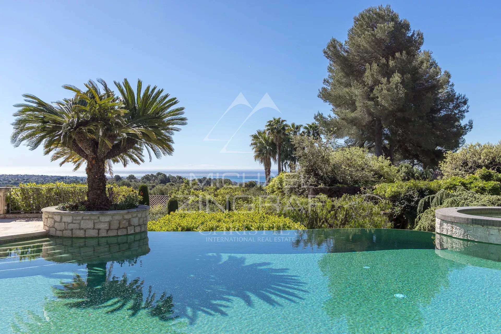 Exceptionnelle villa de luxe sur cinq niveaux avec vue mer panoramique