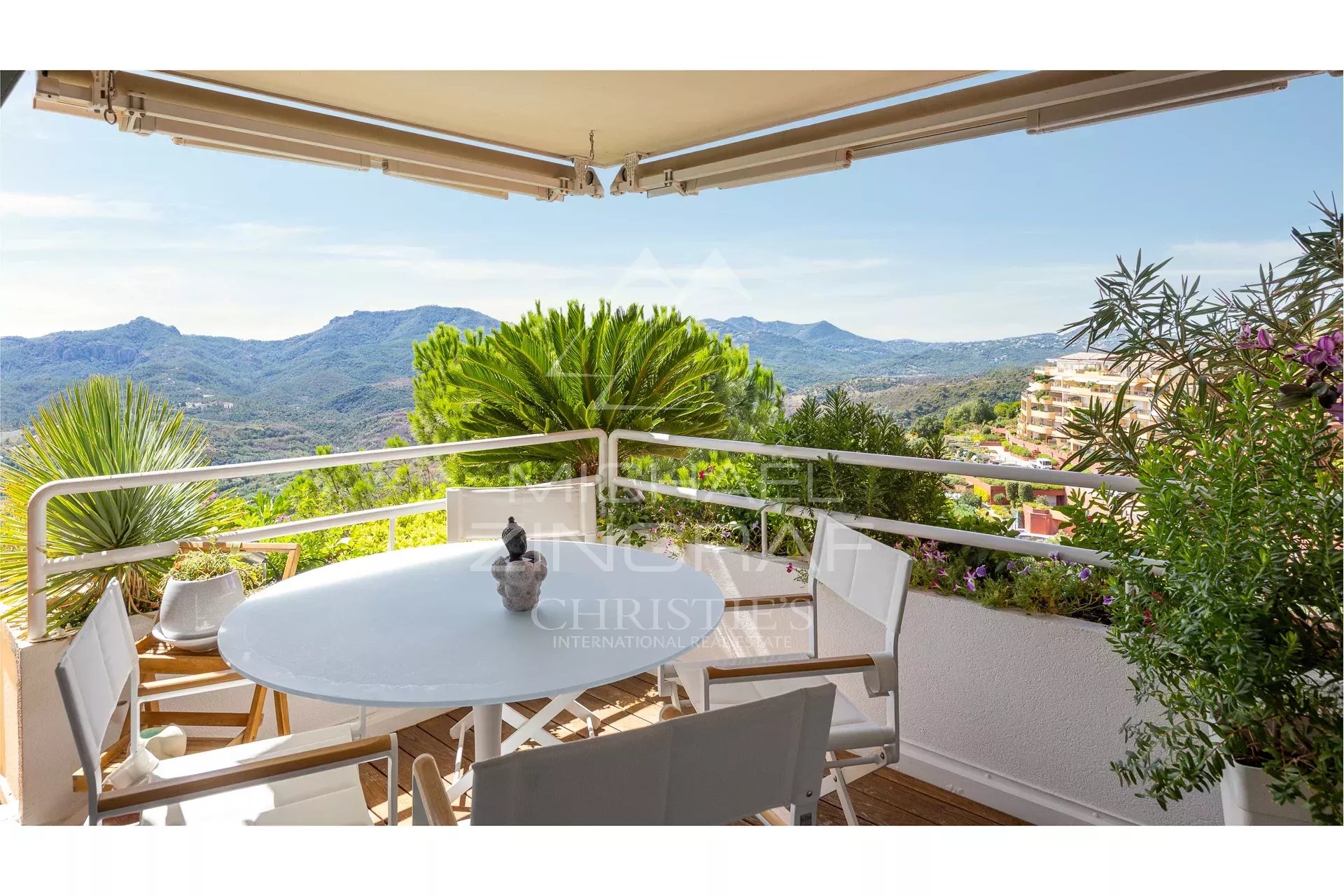 RENOVATED APARTMENT WITH SEA VIEW