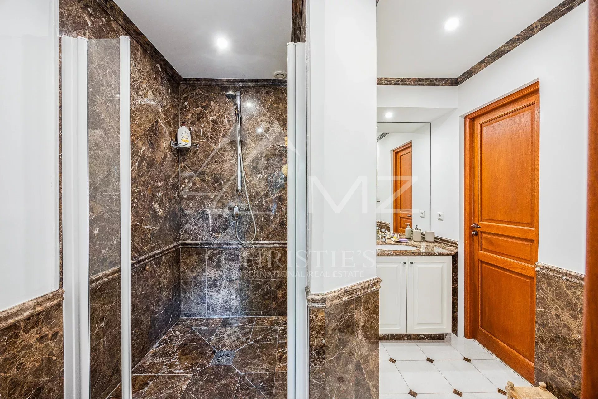 Superb 4-room corner apartment in a luxury residence