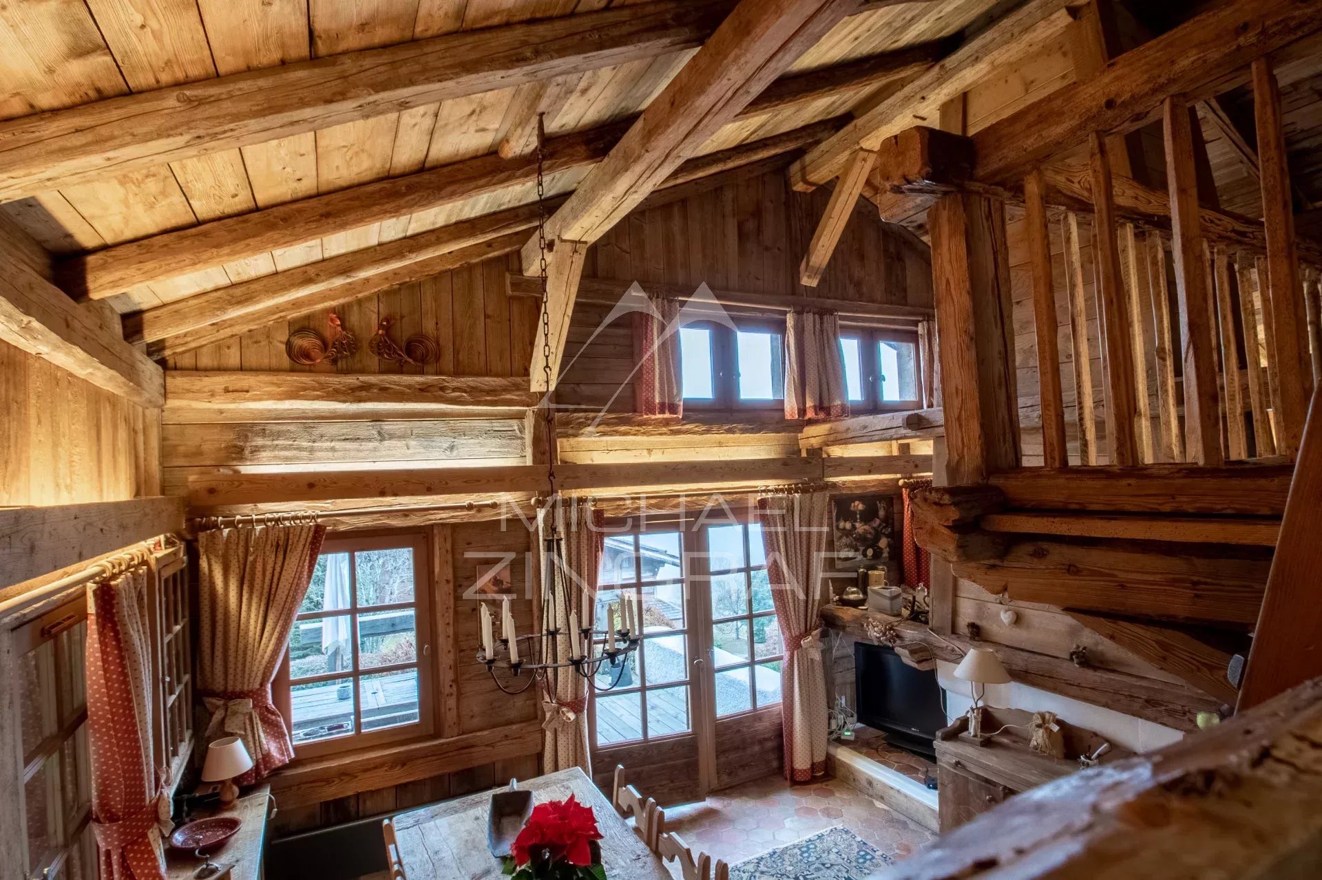 Authentique chalet en vieux bois, proche centre, "privacy" - Terrain constructible Premium