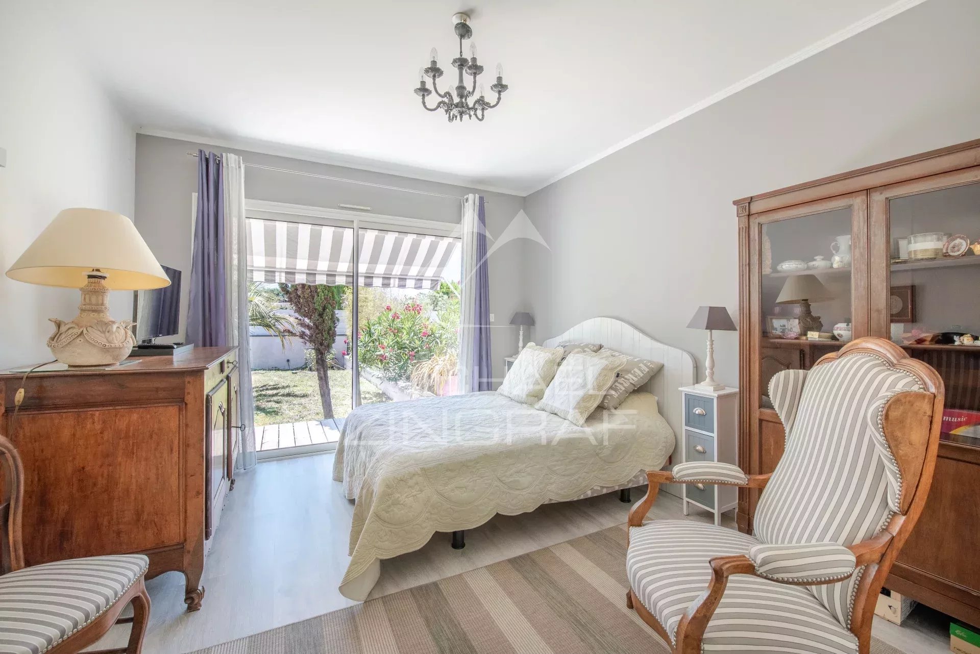 Maison contemporaine rénovée et de plain-pied, La Hume