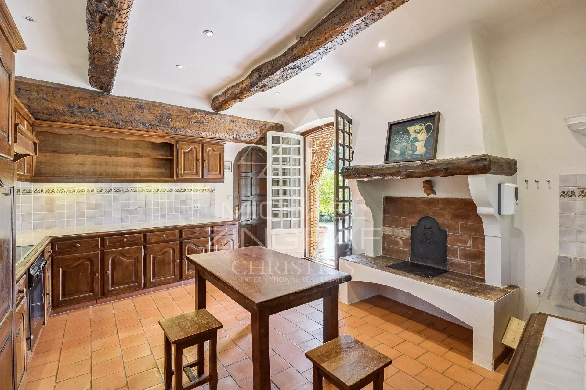 Entre Oliviers et Élégance : un Joyau Provençal