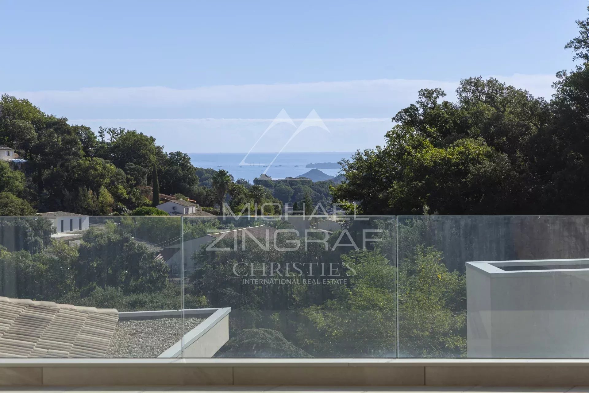 LUXURY APARTMENT IN THE HEART OF THE VILLAGE