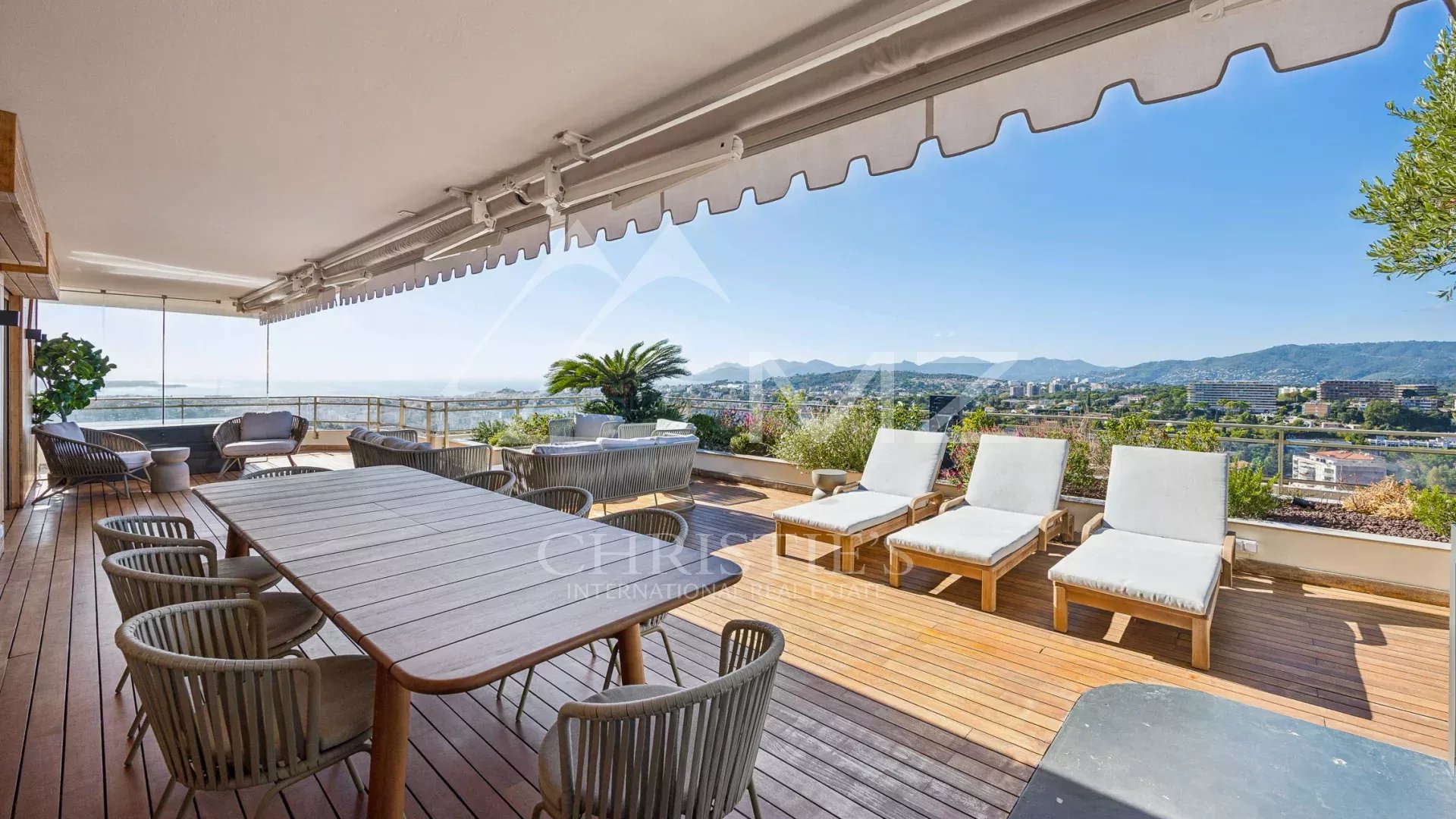 Discover this exceptional property located on the hills of residential Cannet