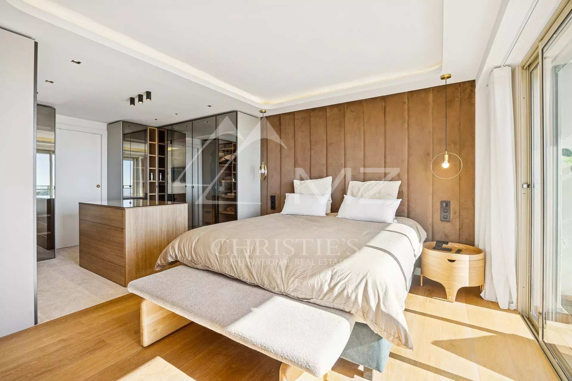 Discover this exceptional property located on the hills of residential Cannet