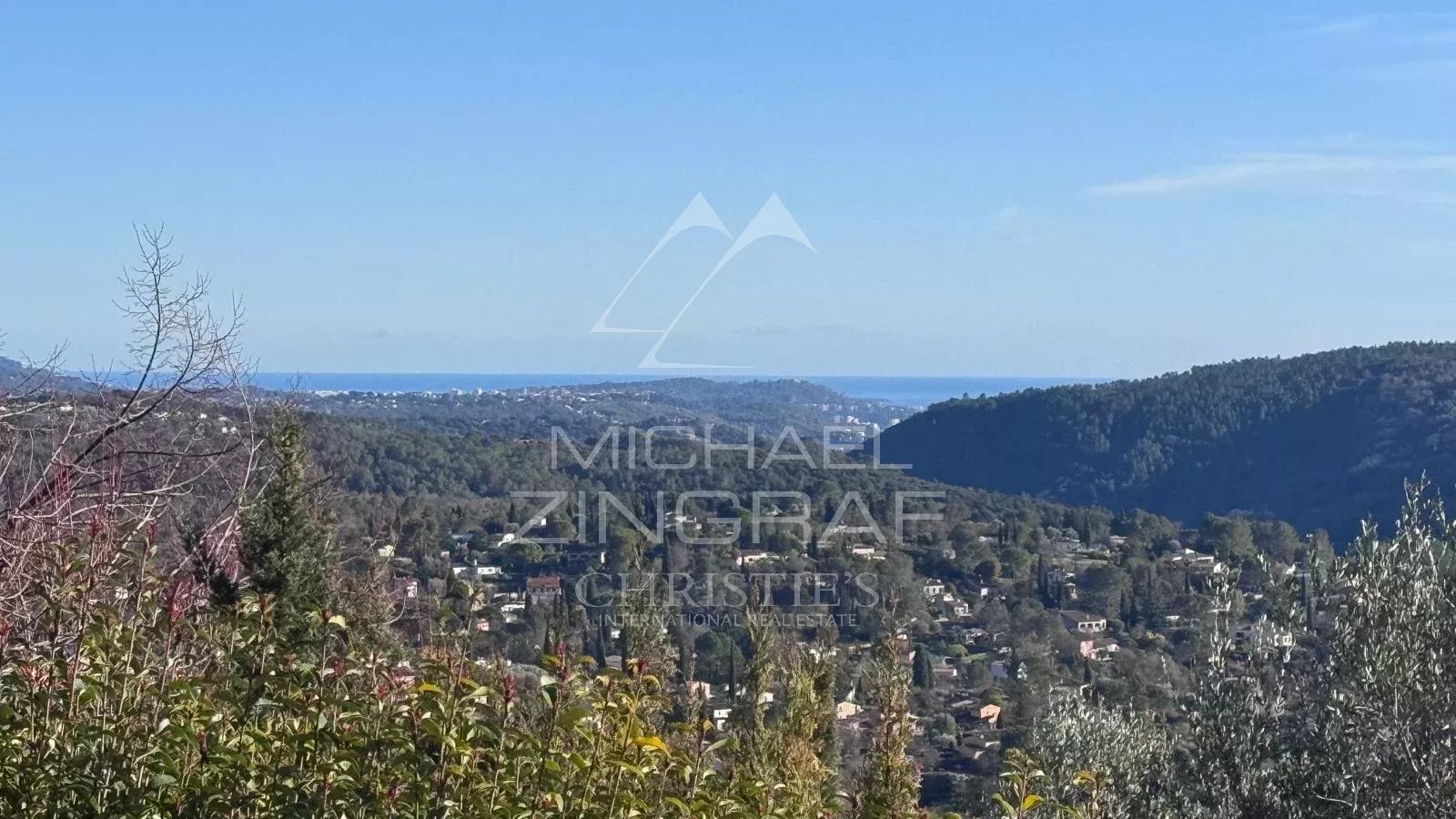 Adorable maison en position dominante et vue  panoramique