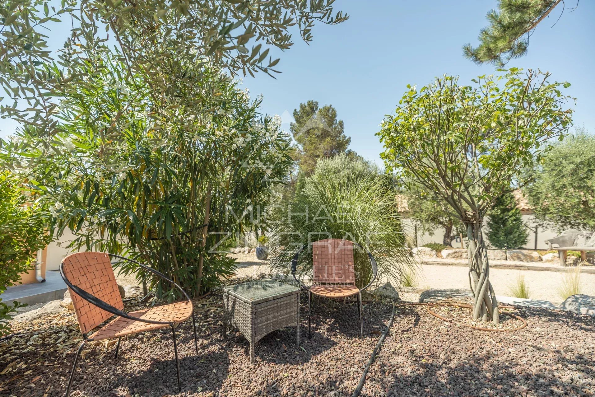 Zeitgenössisches Anwesen