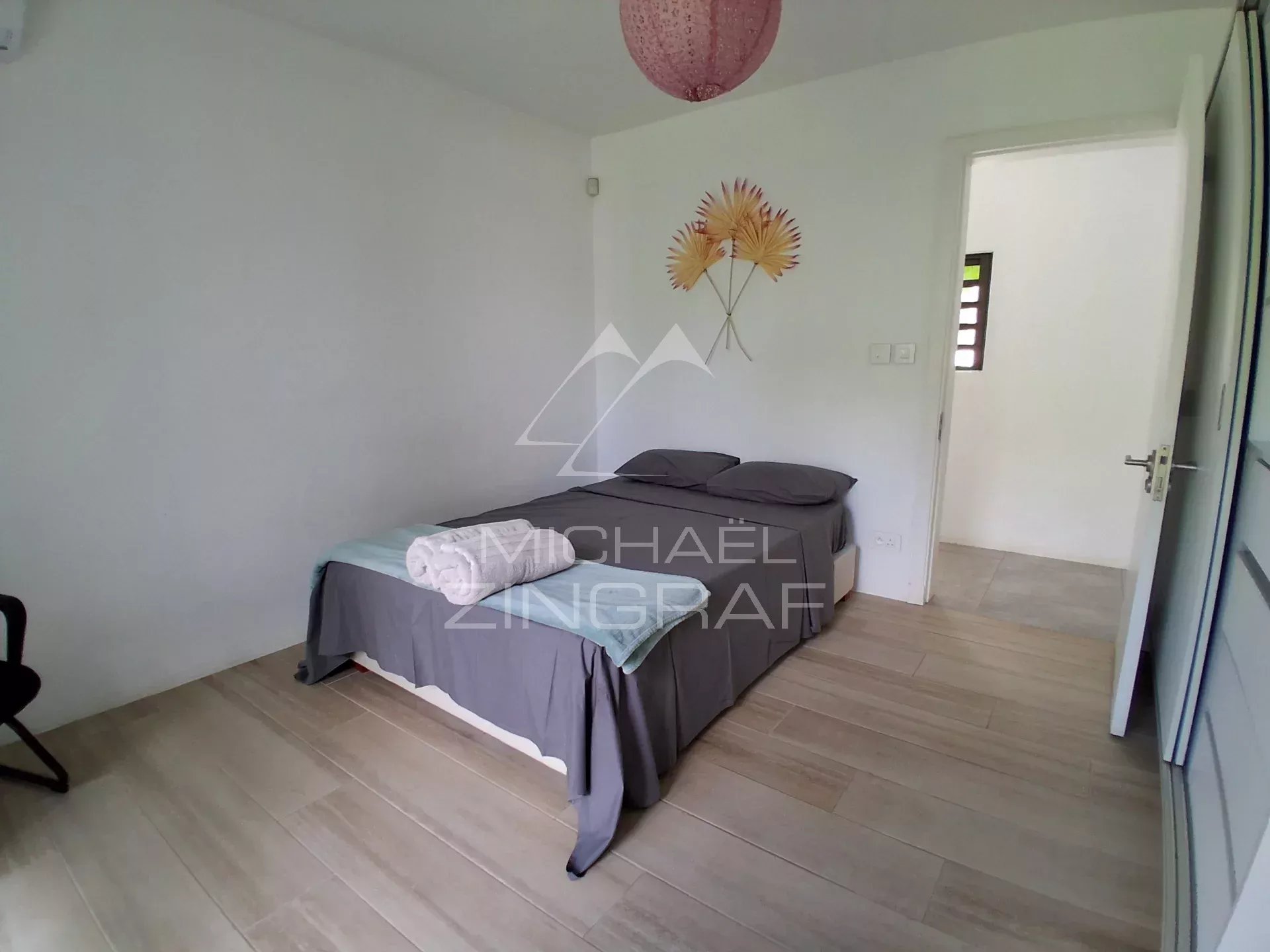 Villa familiale avec salle de sport, jardin arboré et piscine privée