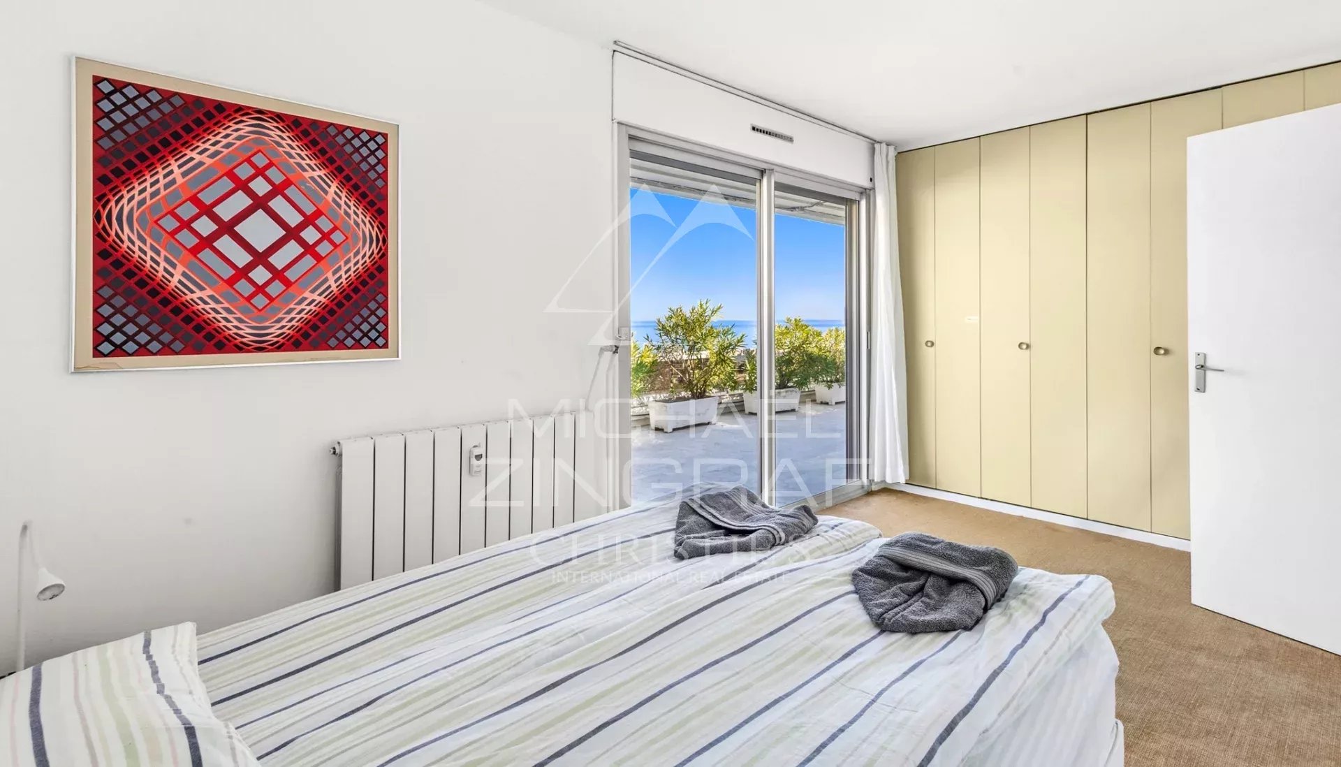 JUAN-LES-PINS – Rostagne : Villa sur le toit avec vue mer panoramique