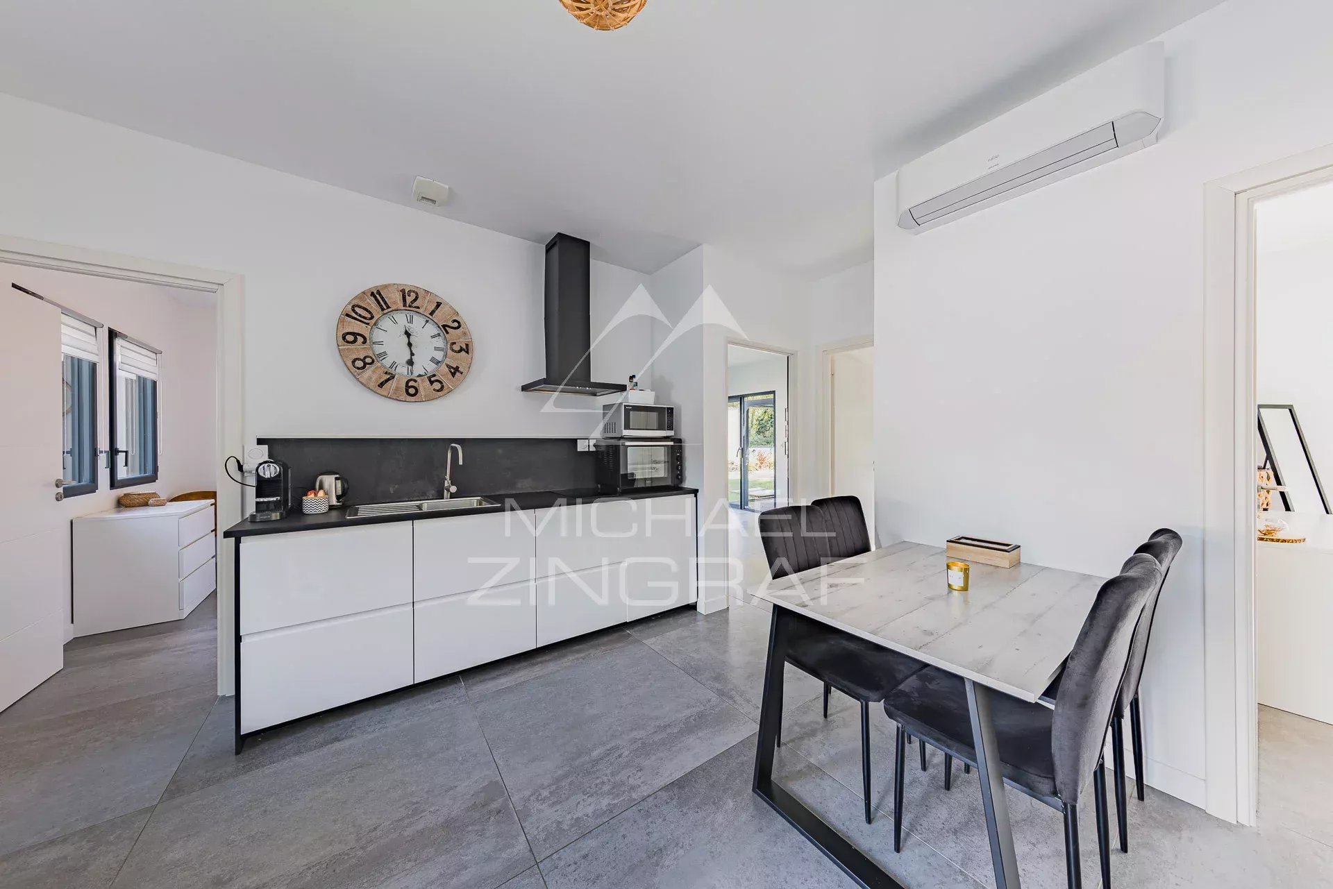 Villa et maison d’amis sur 2 300 m² de terrain