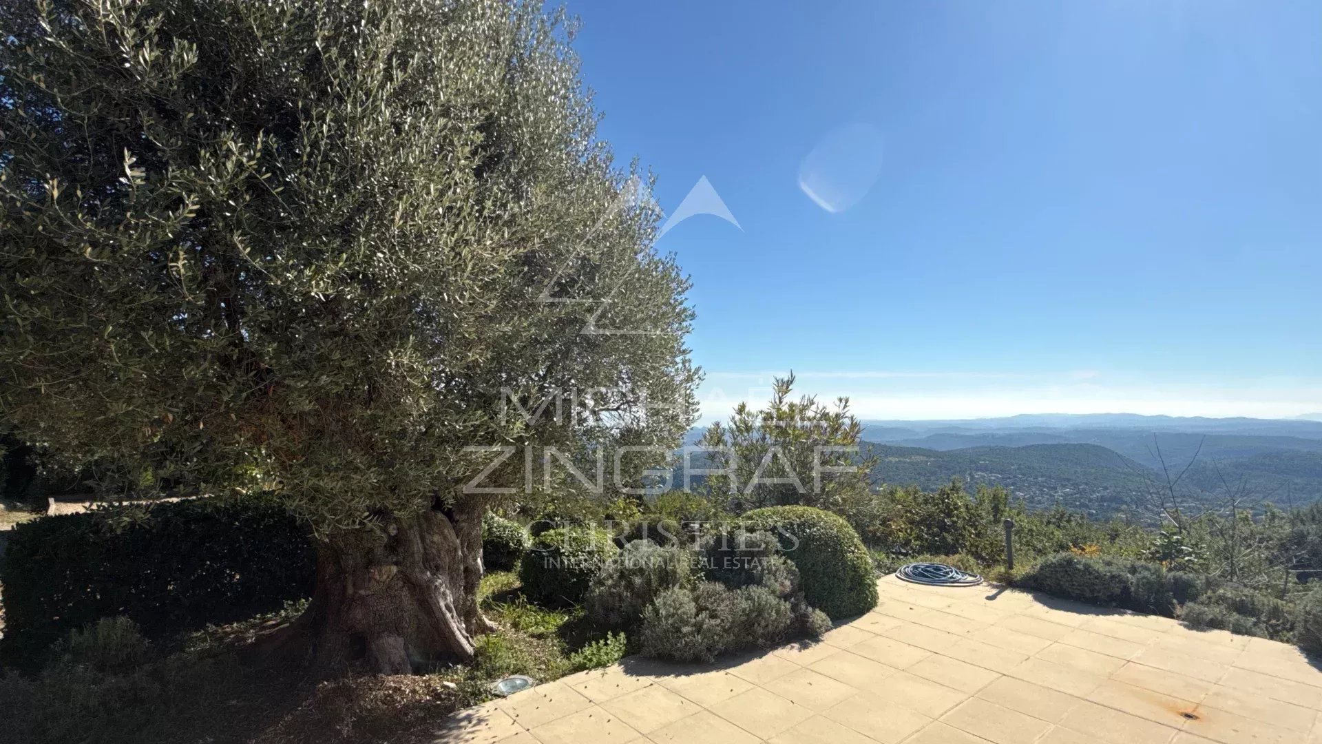 EXCLUSIVITÉ – VILLA D’EXCEPTION AVEC VUE MER