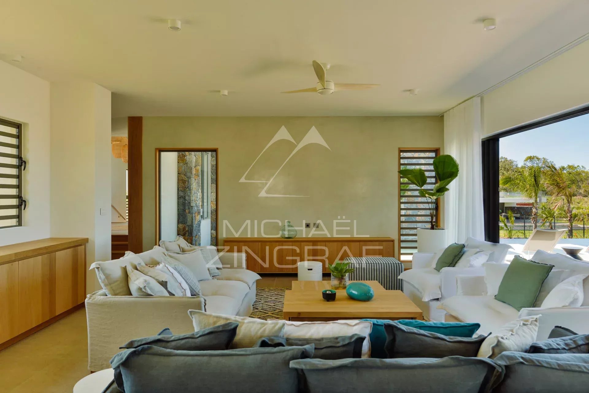 Villa de luxe avec vue sur la mer dans un domaine de golf prestigieux